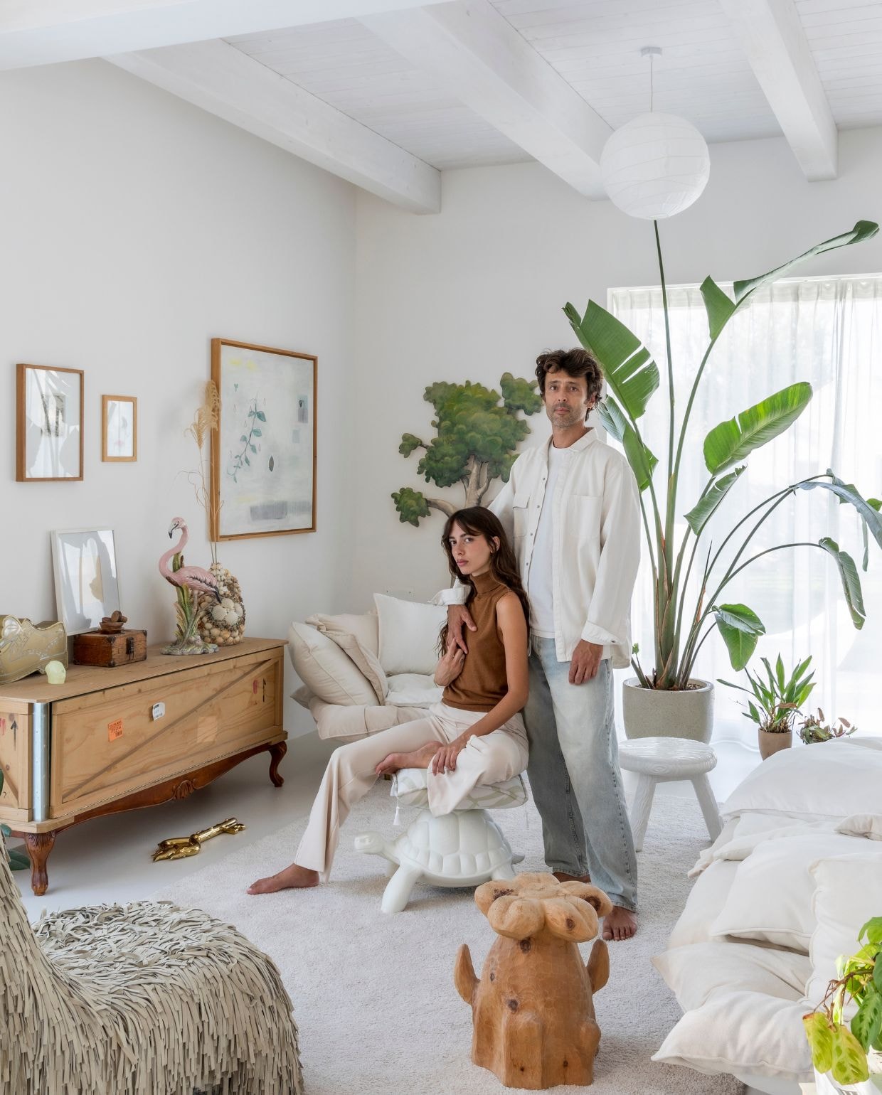 Marcantonio en Alessandra Bruni op poef Turtle Carry van Qeeboo. Fauteuil Comfy, object Golden Keys en kast Export Como ontworpen door Marcantonio voor Seletti. Bloembladvormige salontafel, gemaakt door de kunstenaar. Kruk Milk uit de Blow-collectie van Studio Job voor Seletti. vtwonen Design 05-2026 | fotografie Helenio Barbetta