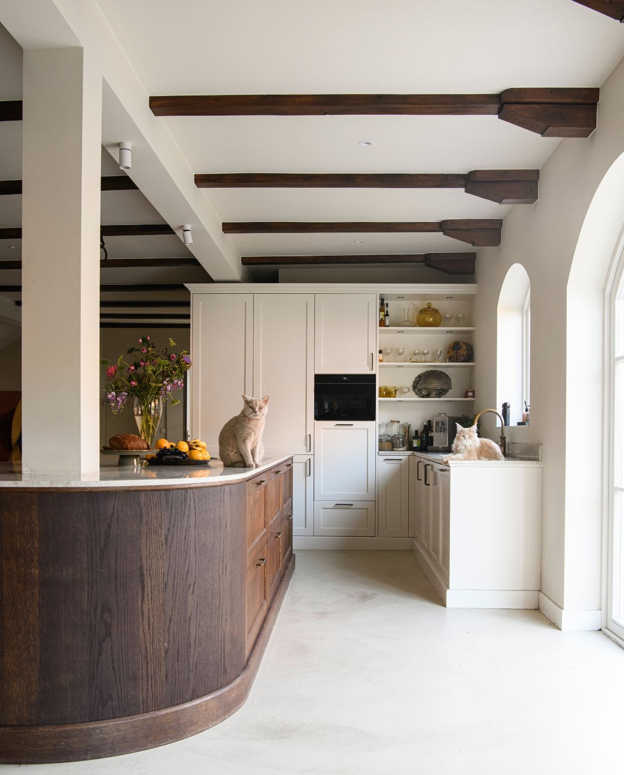 Keuken via Houtwijck. Lavavloer van G-vloeren. Muurkleur Slipper Satin van Farrow & Ball. Vaas kringloop.Taartplateau Sweet Food Styling. Koffiemachine Smeg. Overig van antiekmarkten.