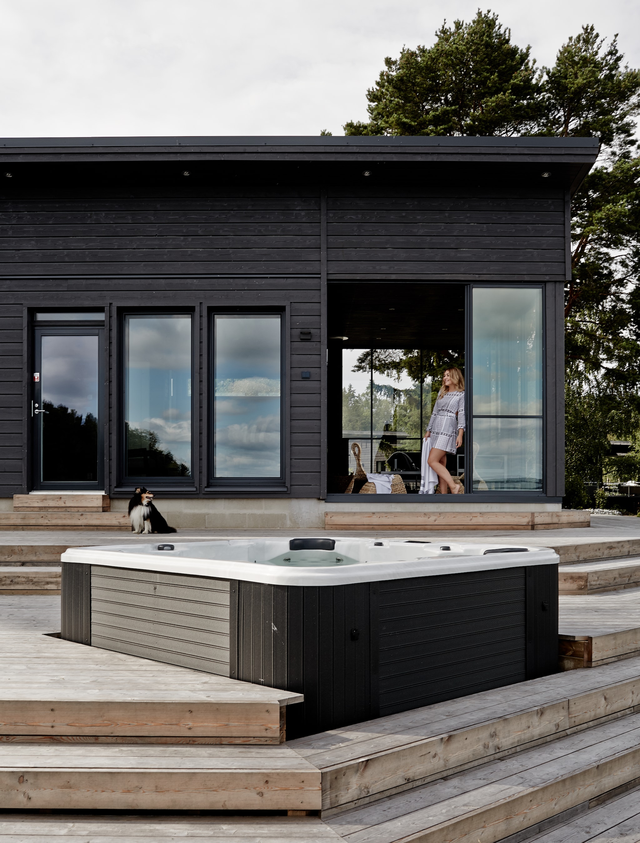Moeder en dochter op het terras dat aansluit bij de leefkeuken en zithoek. vtwonen Landelijk 08-2026 | fotografie Krista Keltanen | productie Living Inside