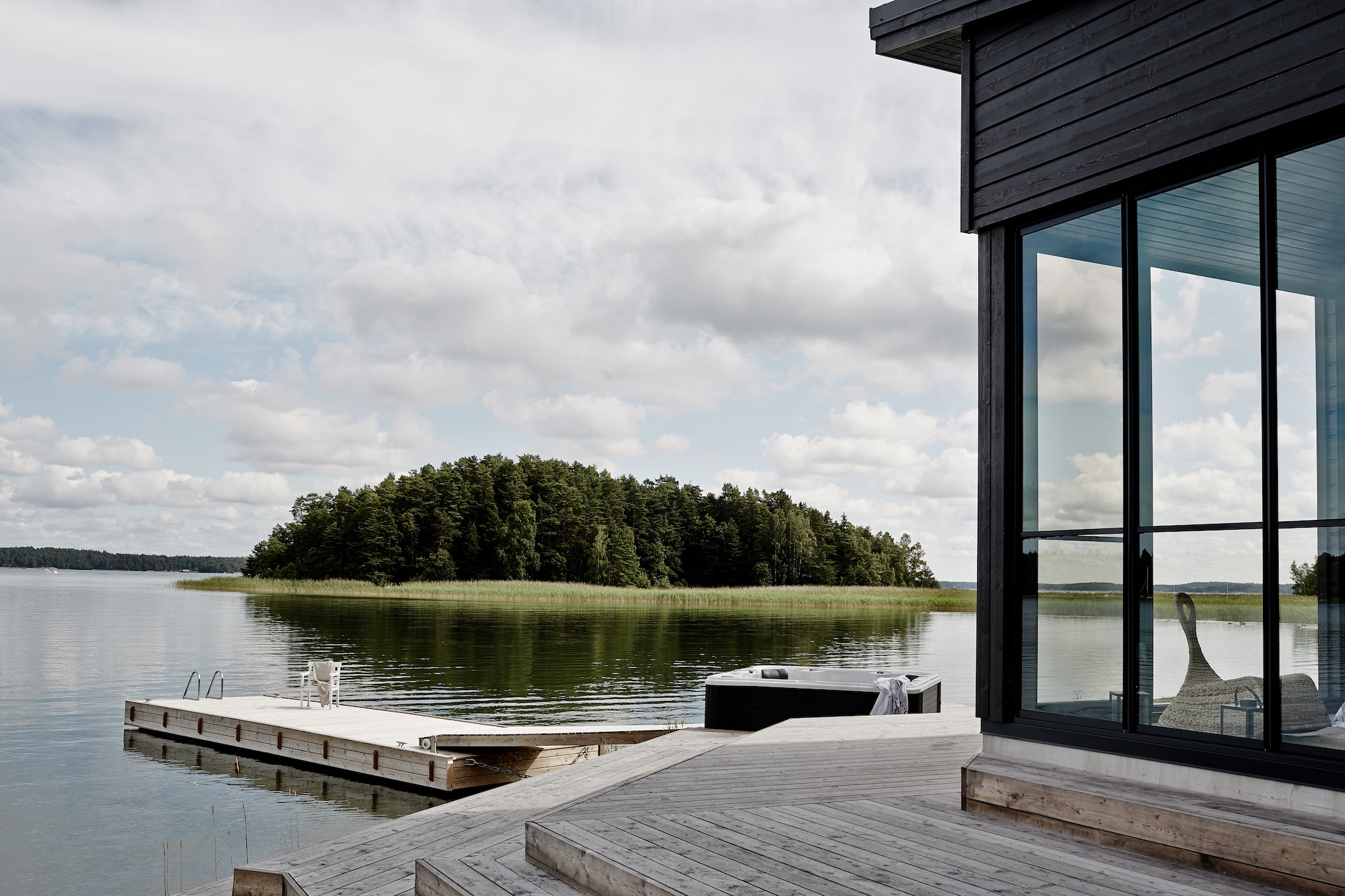 Vanuit de sauna hoef je slechts een paar stappen te zetten om in  het warme bubbelbad te stappen. Katja springt vanaf de steiger in het water om zichzelf te verfrissen, ongeacht het weer of het seizoen. vtwonen Landelijk 08-2026 | fotografie Krista Keltanen | productie Living Inside