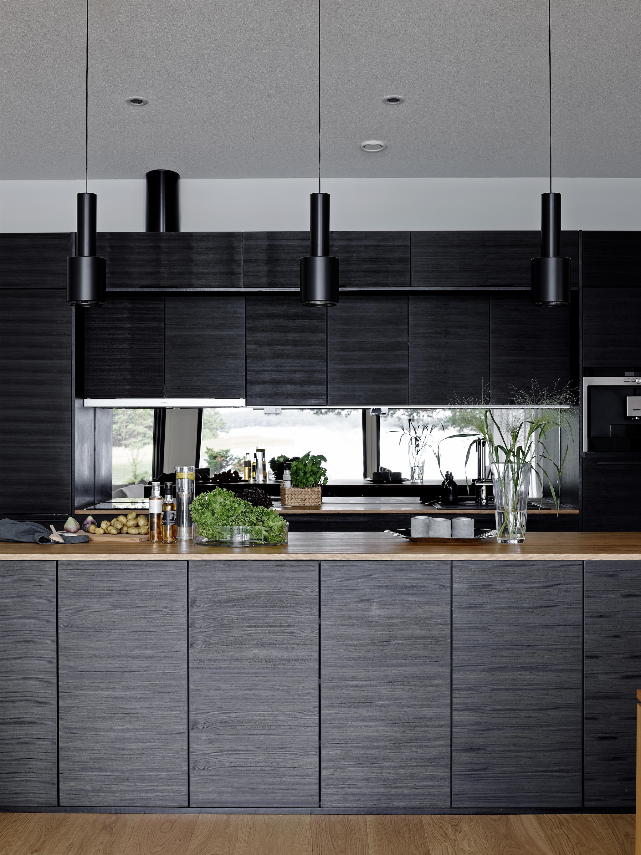Keuken maatwerk Puustelli. Het kookeiland heeft geen kook- of spoelfunctie. Zo kan het als buffet dienen wanneer ze feestjes geven en herbergt het veel opbergruimte. vtwonen Landelijk 08-2026 | fotografie Krista Keltanen | productie Living Inside
