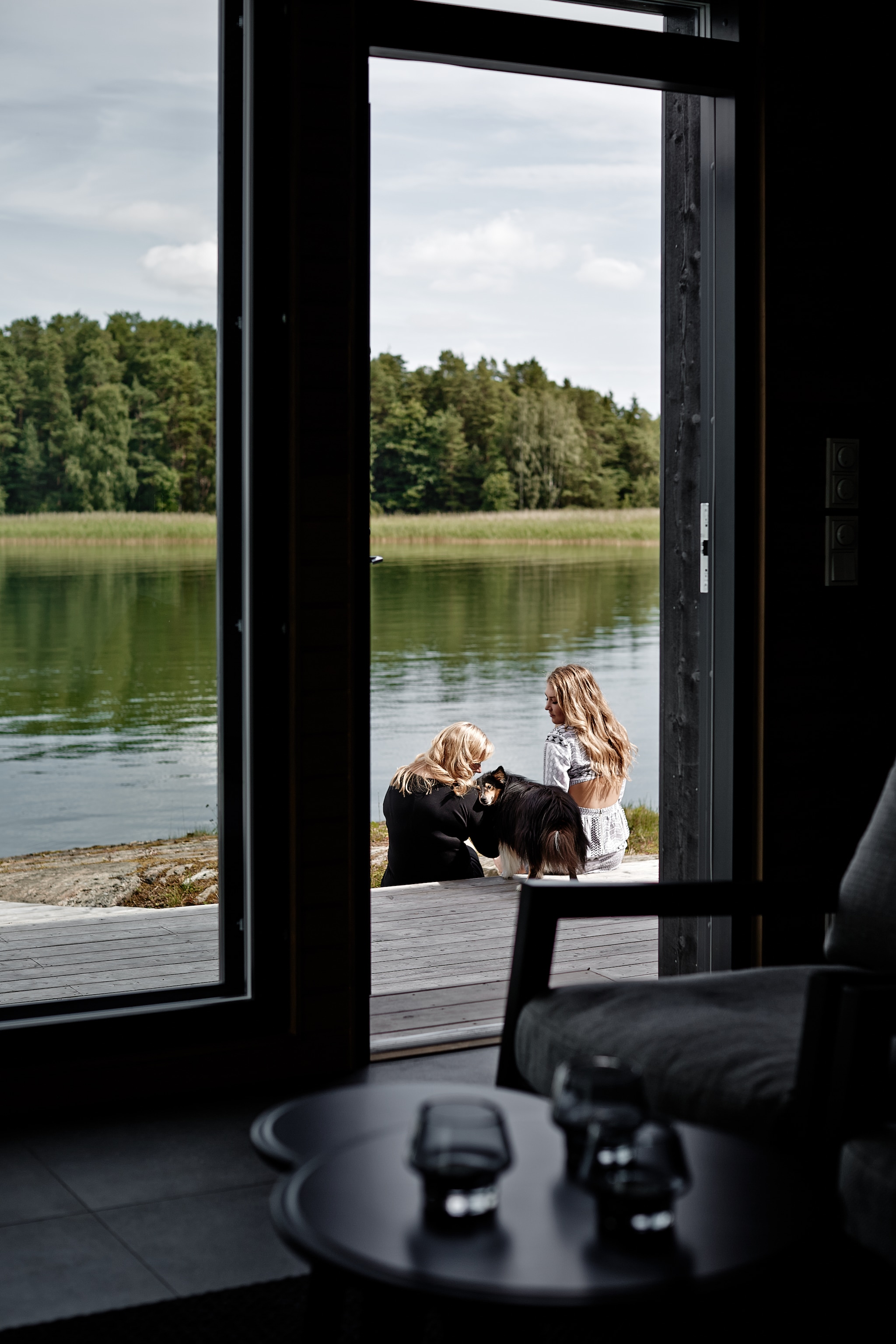Moeder en dochter met hond Sulo. vtwonen Landelijk 08-2026 | fotografie Krista Keltanen | productie Living Inside