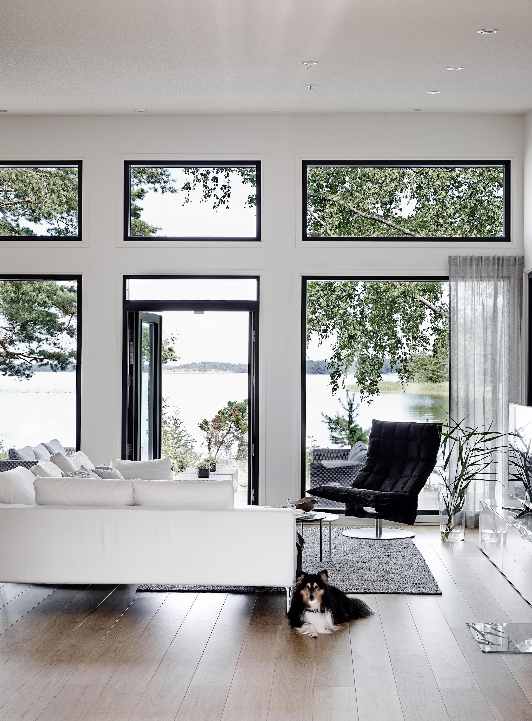 Fauteuil K van Woodnotes. Bank Adea. Bijzettafels Vepsäläinen. vtwonen Landelijk 08-2026 | fotografie Krista Keltanen | productie Living Inside