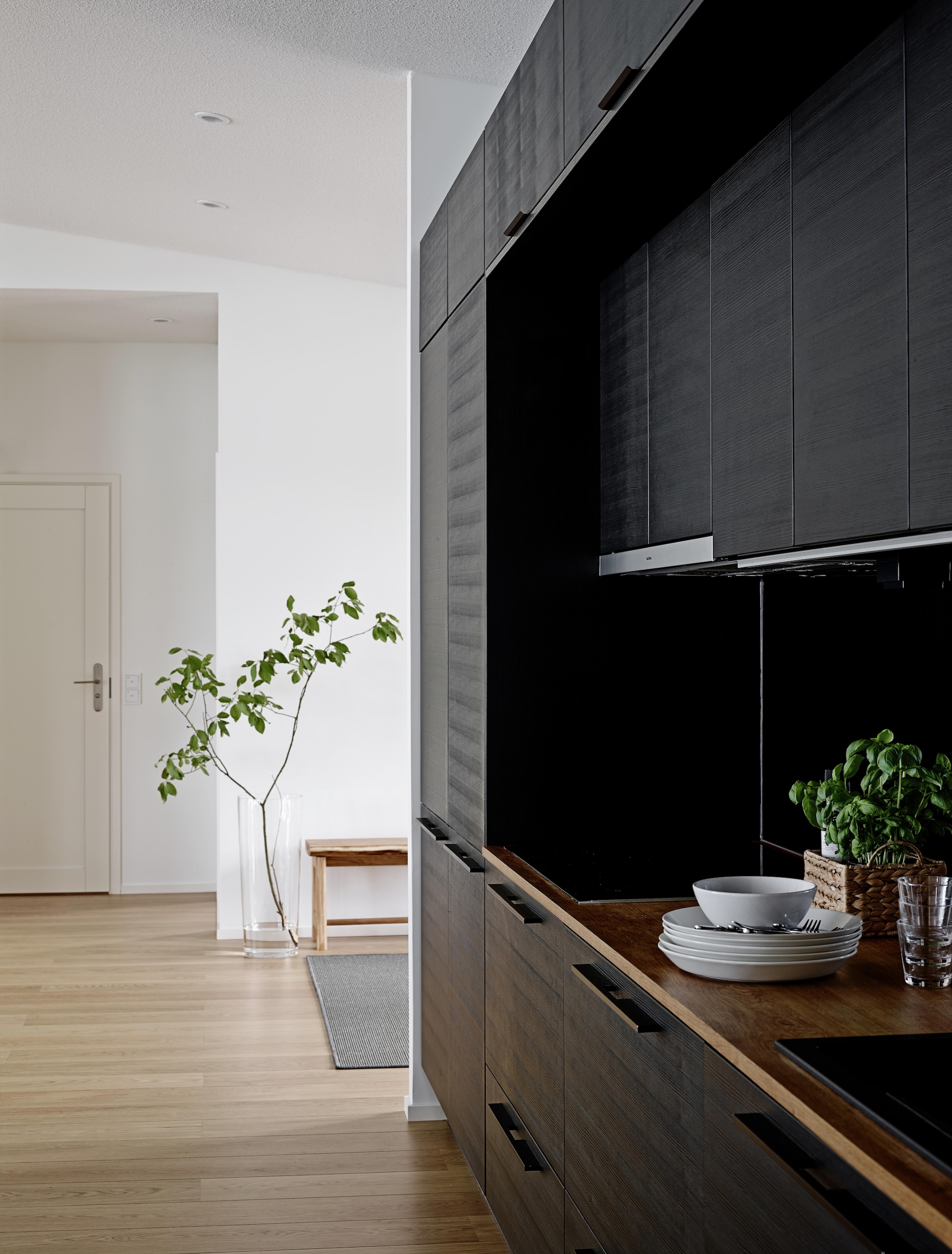 Het gezin houdt van koken en lekker eten. Ze gebruiken bosbessen en paddenstoelen die ze plukken in het bos dat begint in de achtertuin. vtwonen Landelijk 08-2026 | fotografie Krista Keltanen | productie Living Inside