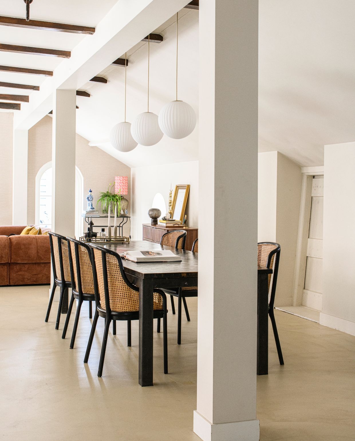 Eettafel van ijzer met houten blad gemaakt door een vriend. Stoelen Loods5. Hanglampen Nordic Tales. Lavavloer van G-vloeren. Bank Table du Sud. Dressoir overgenomen van een vriend. Decoratie meegenomen van reizen. vtwonen 06-2026 | styling Esther Loonstijn | fotografie Louis Lemaire
