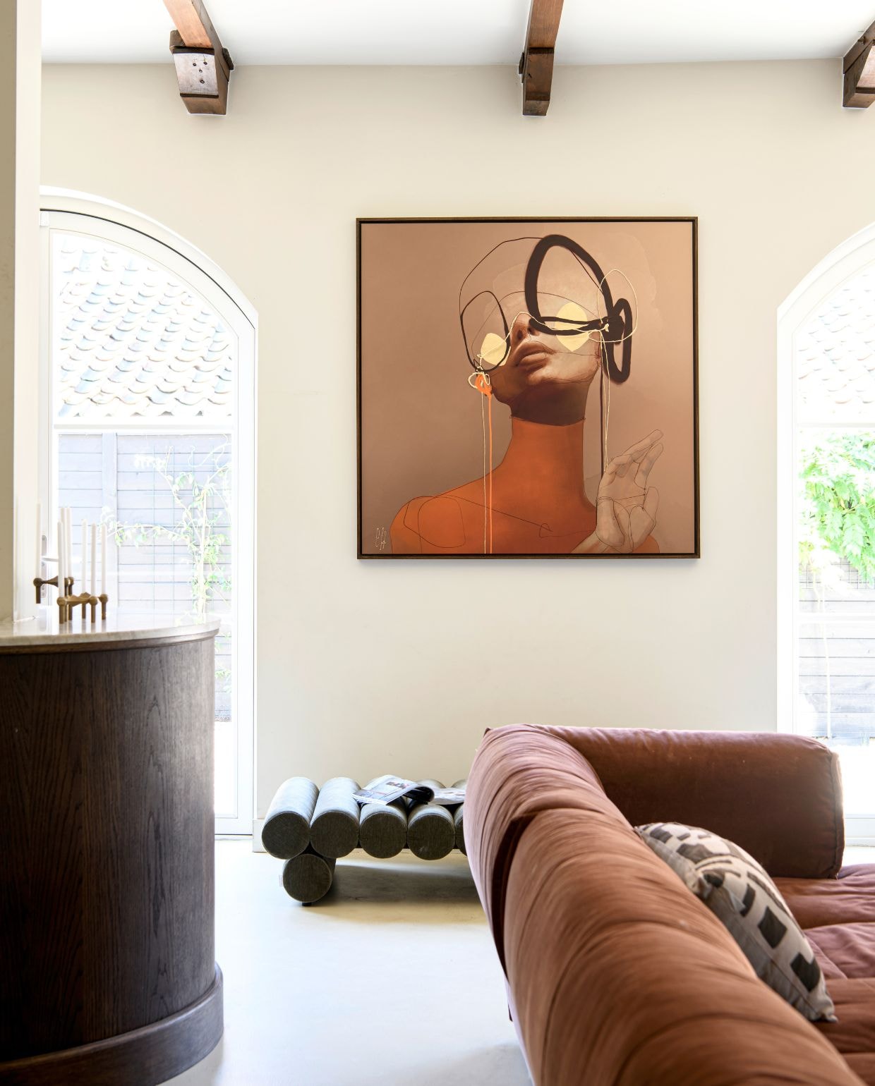 Muurkleur Slipper Satin van Farrow & Ball. Keuken via Houtwijck. Kunst Chris Luka. Daybed Jotex. Kussen HKliving. vtwonen 06-2026 | styling Esther Loonstijn | fotografie Louis Lemaire