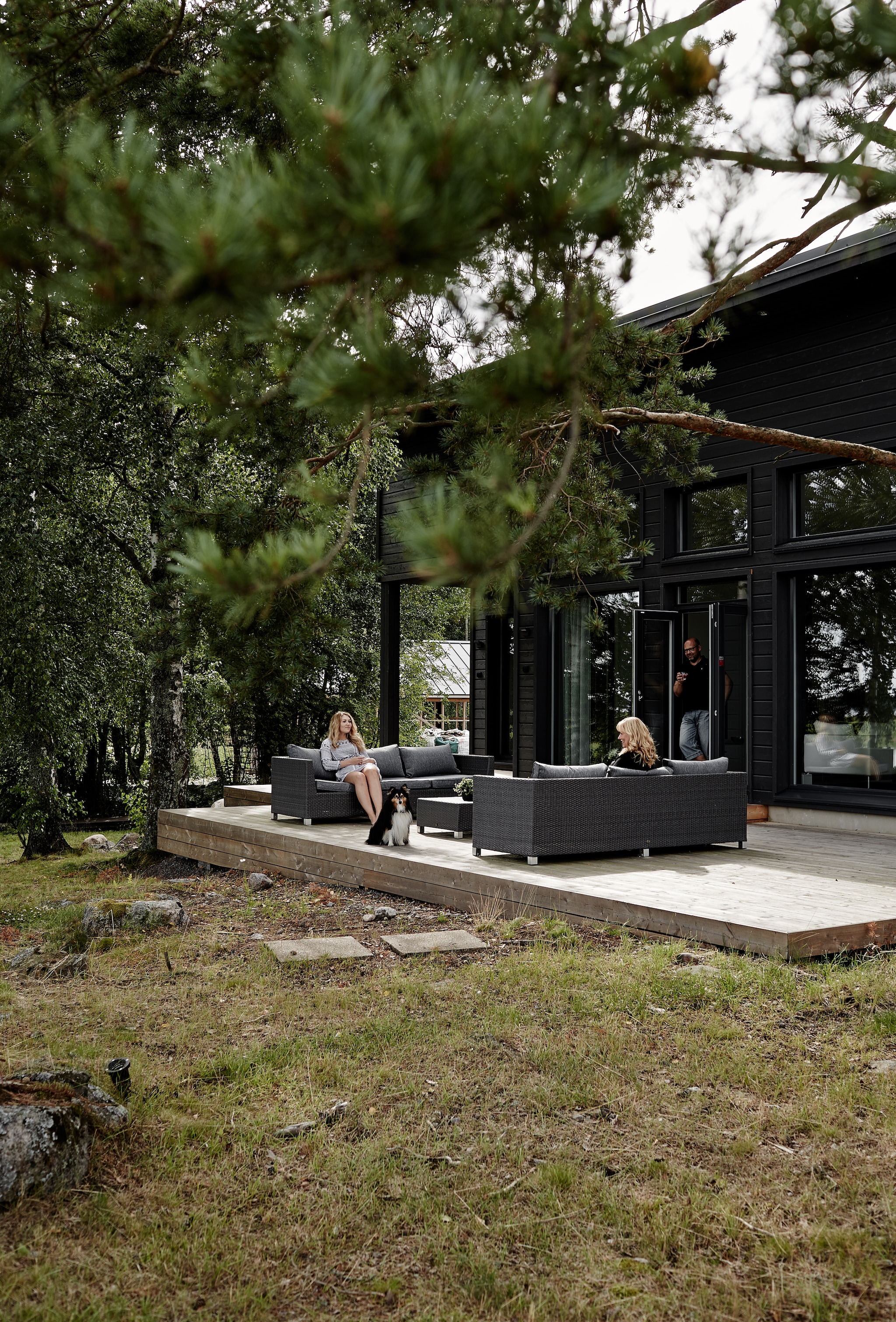 Moeder en dochter op het terras dat aansluit bij de leefkeuken en zithoek. vtwonen Landelijk 08-2026 | fotografie Krista Keltanen | productie Living Inside