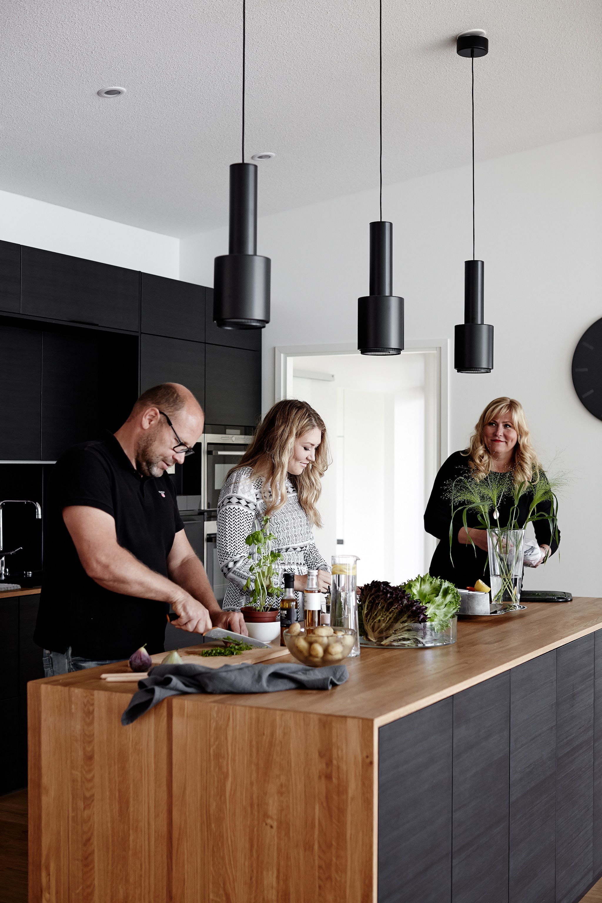 Keuken maatwerk Puustelli.  Lampen A110 Hand Grenade  van Alvar Aalto voor Artek.  Wandklok Tone 35 van Huygens. vtwonen Landelijk 08-2026 | fotografie Krista Keltanen | productie Living Inside