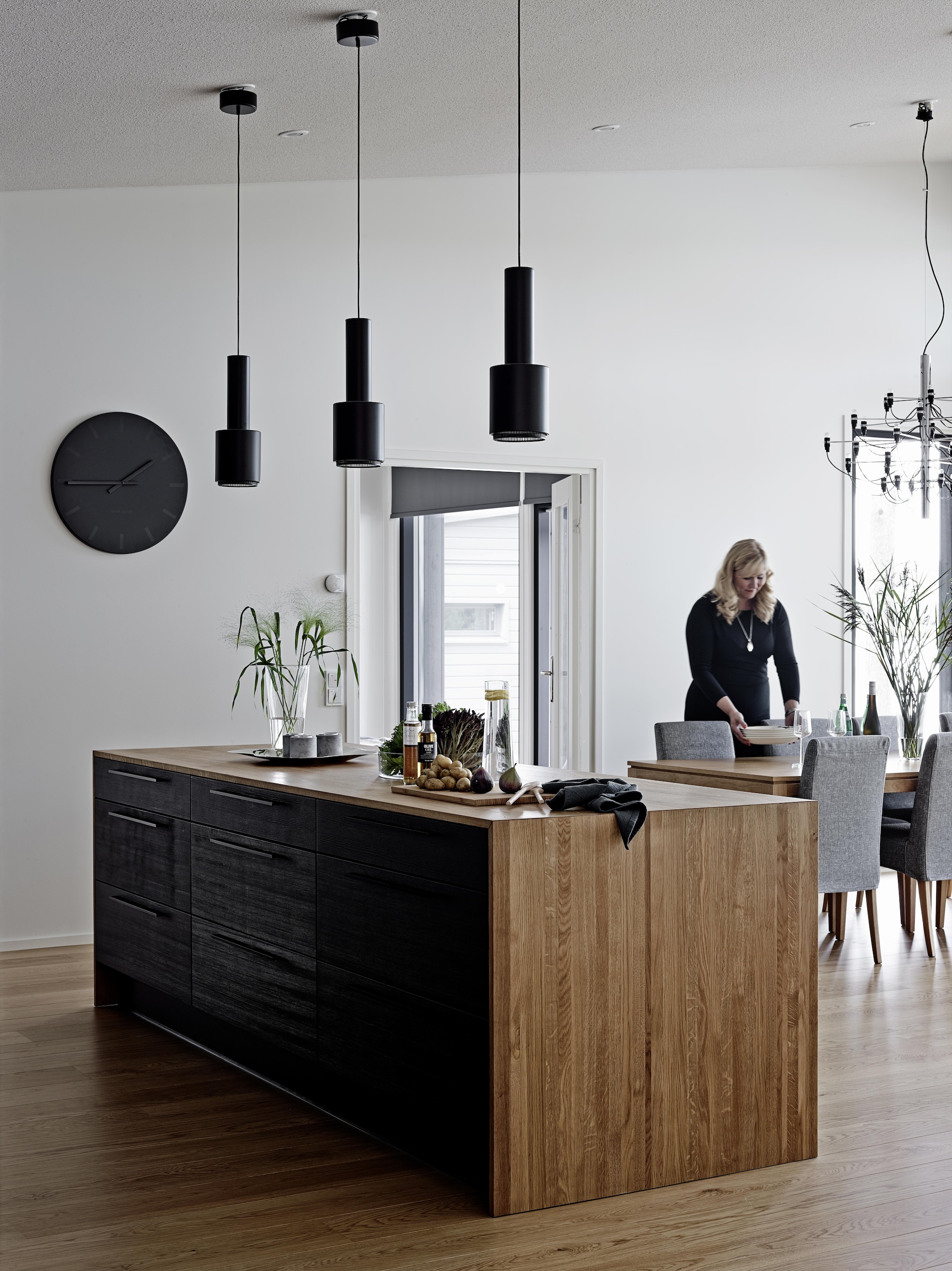 Keuken maatwerk Puustelli. Lampen A110 Hand Grenade van Alvar Aalto voor Artek. Wandklok Tone 35 van Huygens. vtwonen Landelijk 08-2026 | fotografie Krista Keltanen | productie Living Inside