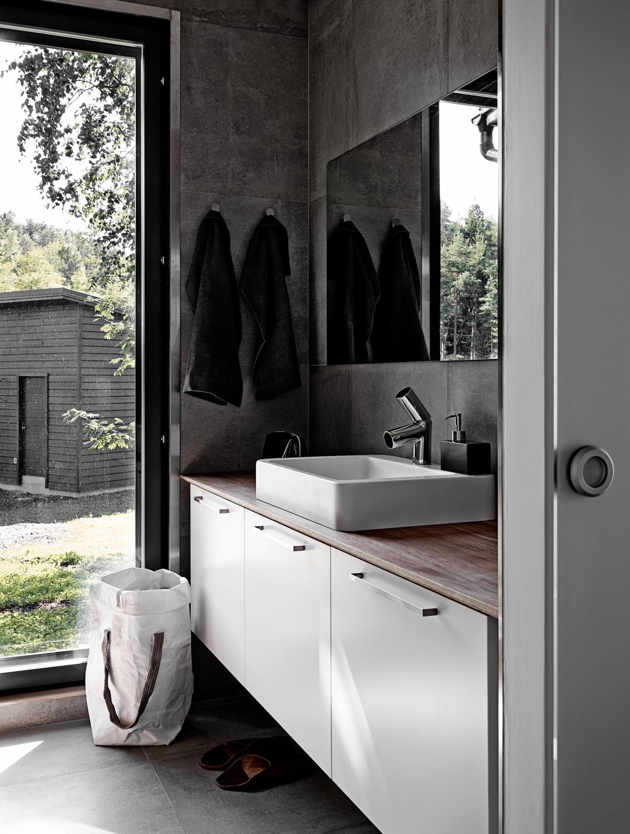 Badkamerkraan Alessi. Tegels en waskom van lokale bouwmarkt Sarokas. Wasmand en toilettas cadeau gekregen.  vtwonen Landelijk 08-2026 | fotografie Krista Keltanen | productie Living Inside