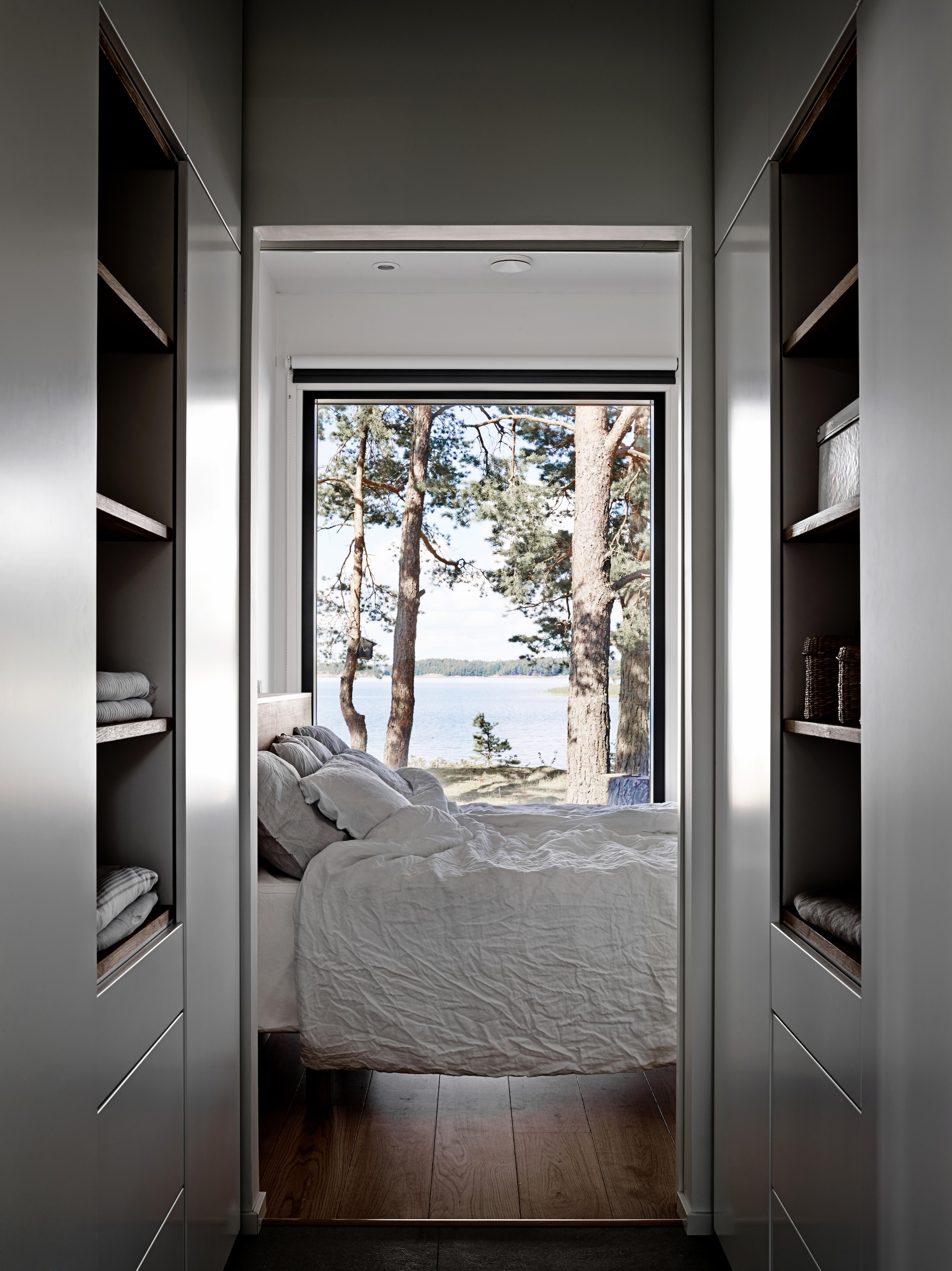 Eikenhout komt ook terug in  de slaapkamer. Soortgelijk:  beddengoed Gentle Embrace van vtwonen vtwonen Landelijk 08-2026 | fotografie Krista Keltanen | productie Living Inside