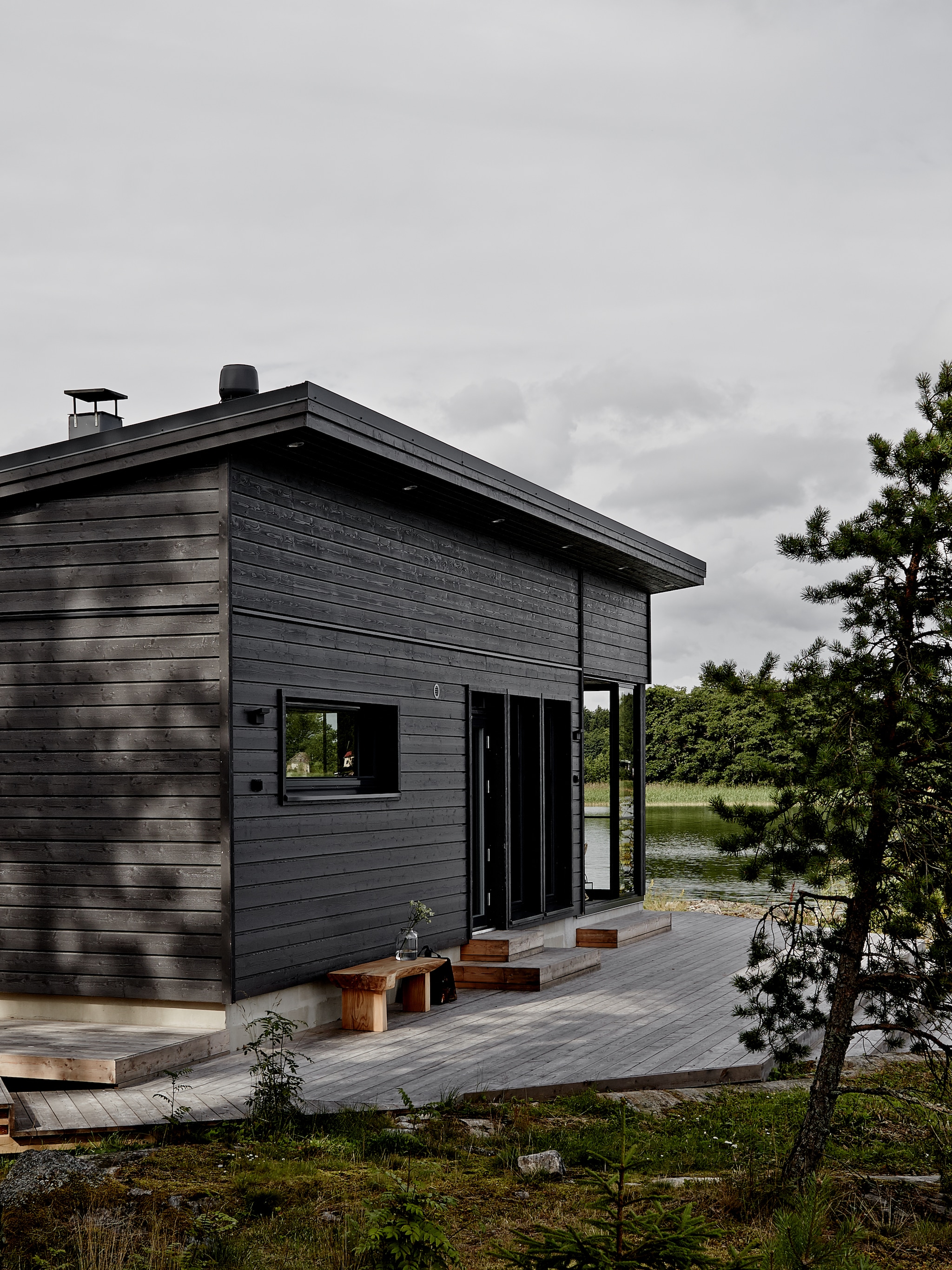 binnenkijken minimalistische villa aan finse zee