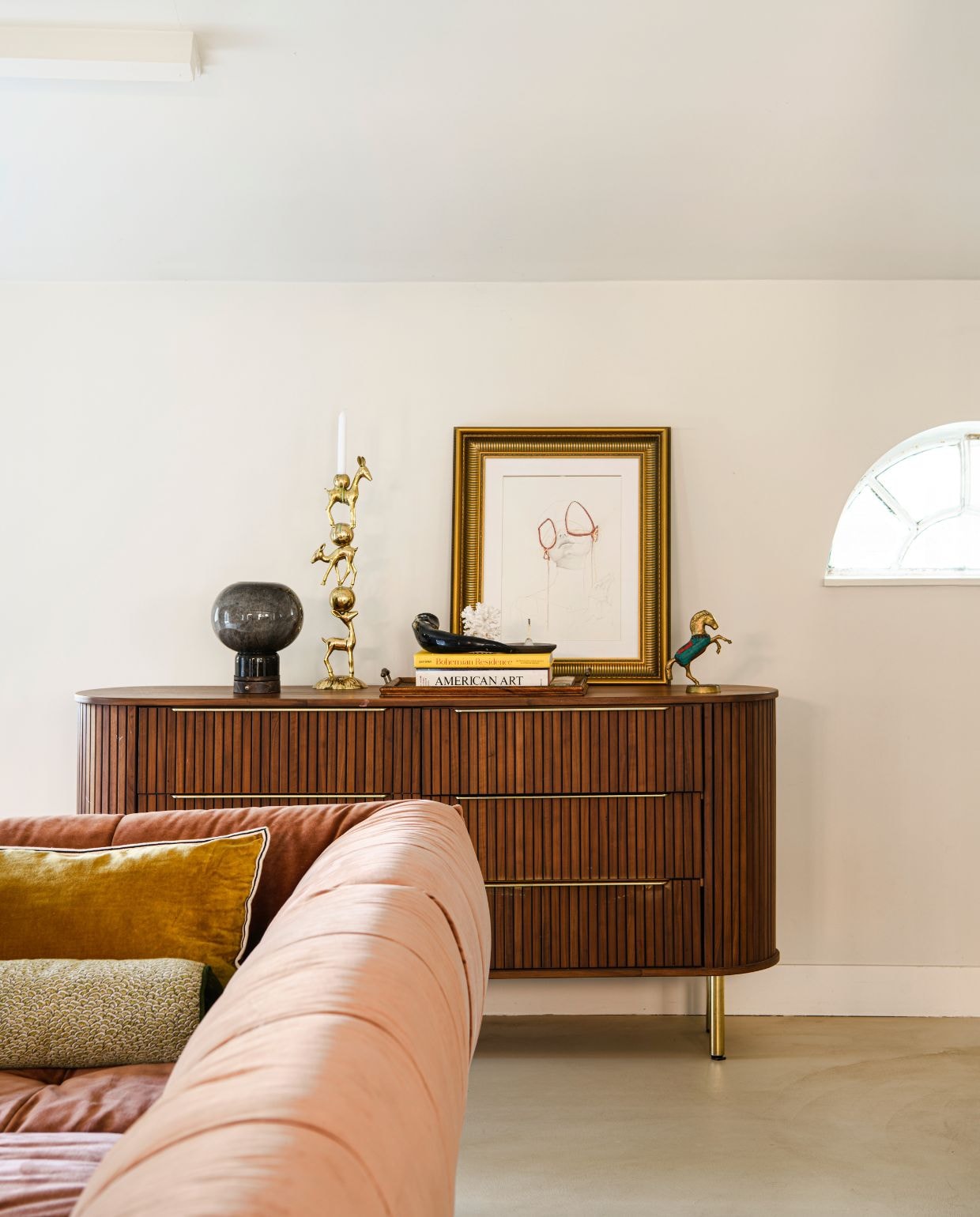 Dressoir overgenomen van vriend. Lamp Biek. Schets en lijst Chris Luka. Hertenkandelaar Polspotten. Paard uit Thailand. Bank Table du Sud. Kussens Élitis en Pierre Frey. Muurkleur Slipper Satin van Farrow & Ball. vtwonen 06-2026 | styling Esther Loonstijn | fotografie Louis Lemaire