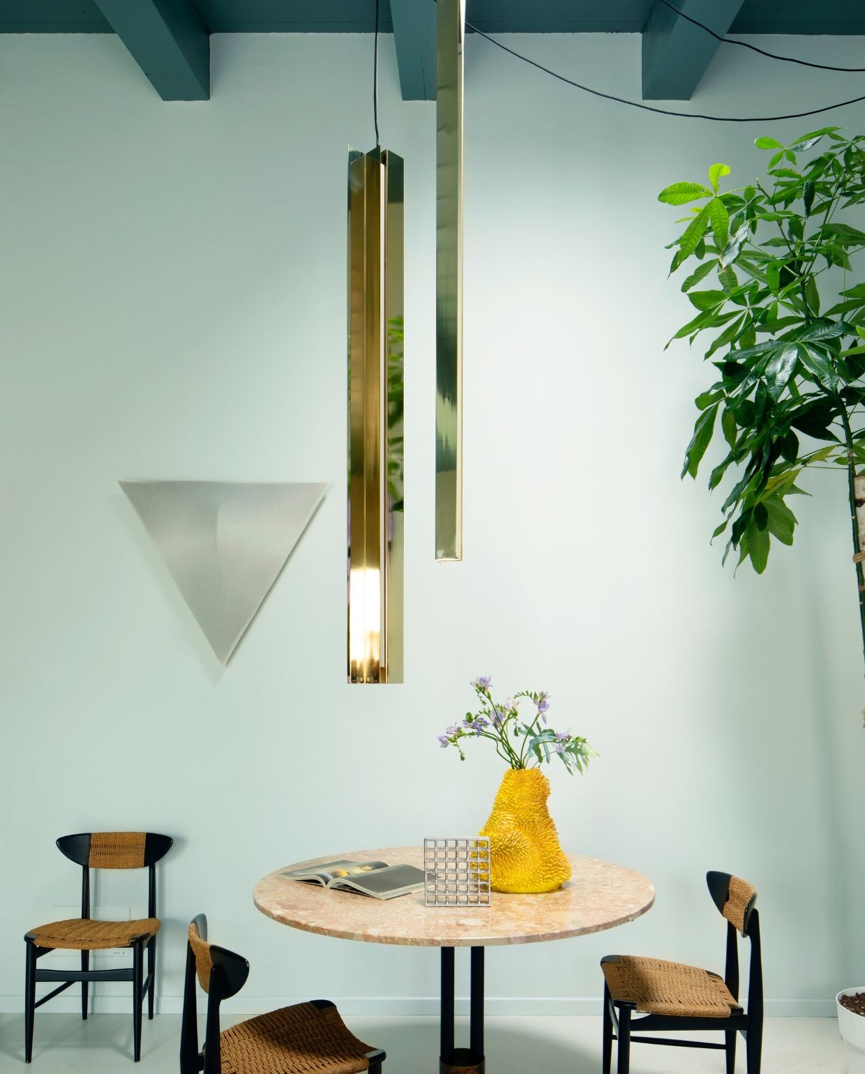 Tafel en hanglamp van gespiegeld messing op maat gemaakt door Giacomo Totti. vtwonen Design 05-2026 | fotografie Helenio Barbetta