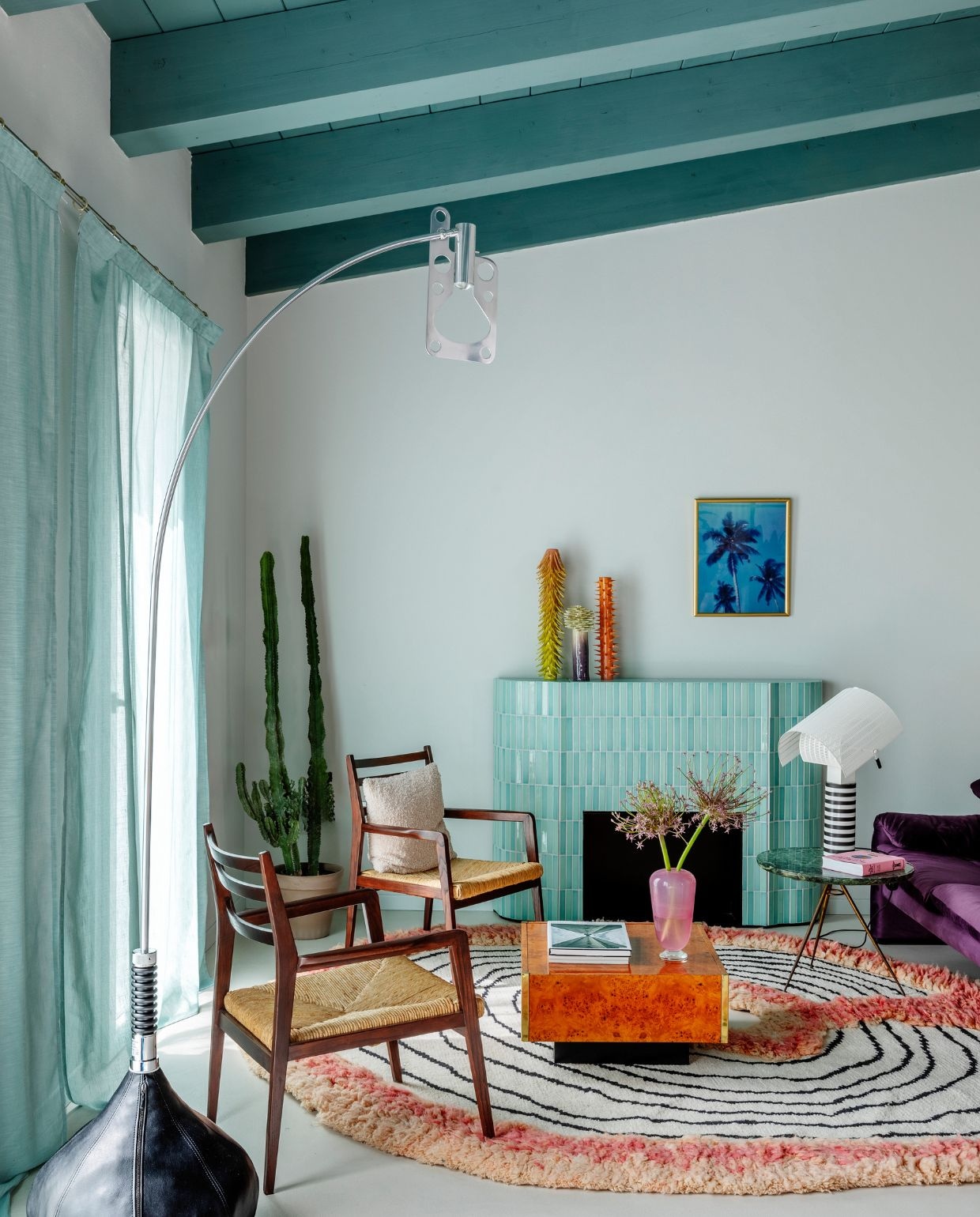 Bank van Vico Magistretti voor Cassina. Bijzettafel Cesare Lacca. Gestreepte tafellamp van Mario Botta voor Artemide. Stoelen Gio Ponti. Vloerkleed van Duccio Maria Gambi voor Cc-tapis. Koffietafel vintage 1970. Vloerlamp van Gabetti en Isola voor Axolight. Haard De Marchi Verona. Vazen Riccardo Zocche. vtwonen Design 05-2026 | fotografie Helenio Barbetta