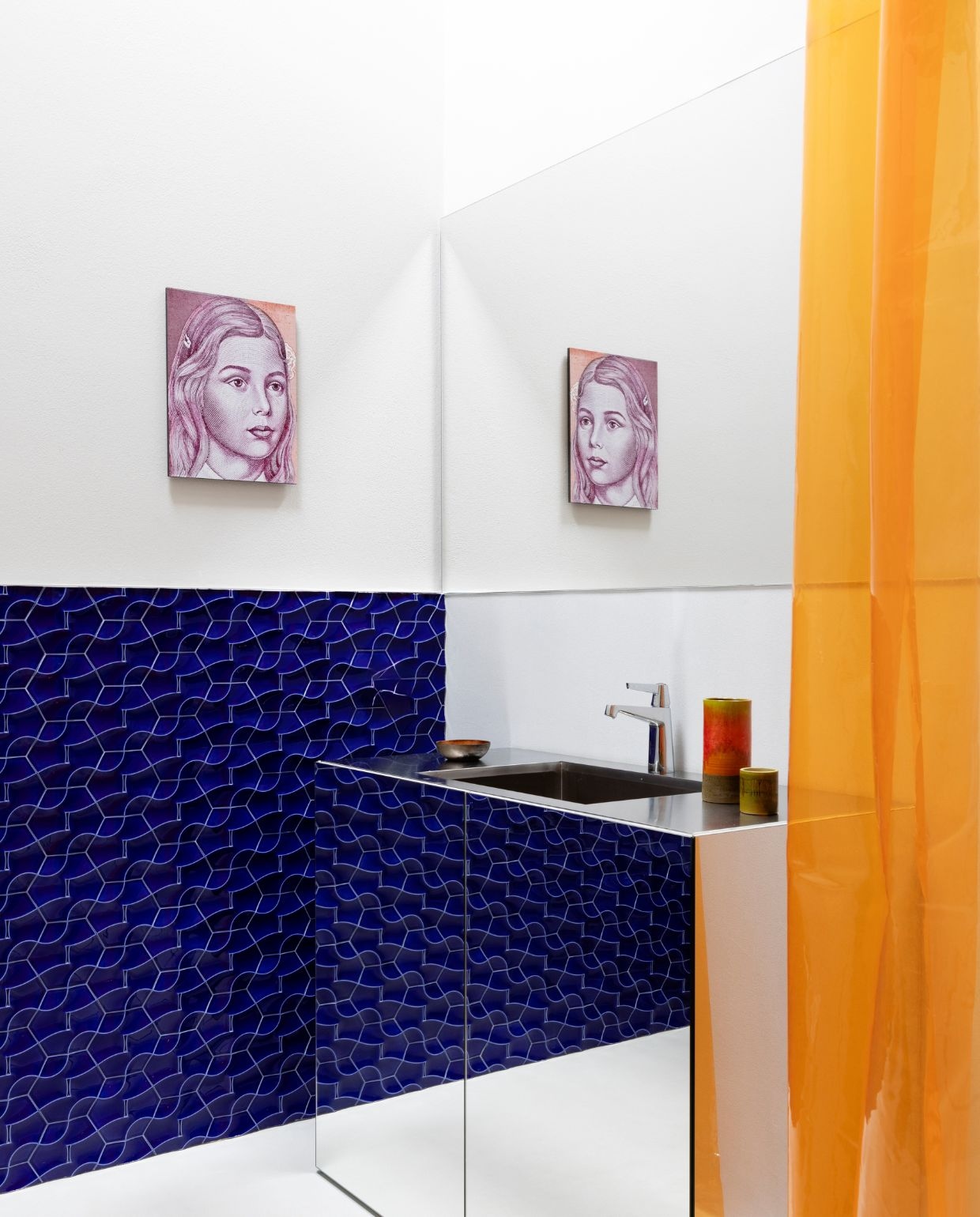 Tegels van Kejun Li voor De Marchi Verona. Kunstwerk Fabio Sandri. Maatwerk spiegel en kast Giacomo Totti. vtwonen Design 05-2026 | fotografie Helenio Barbetta