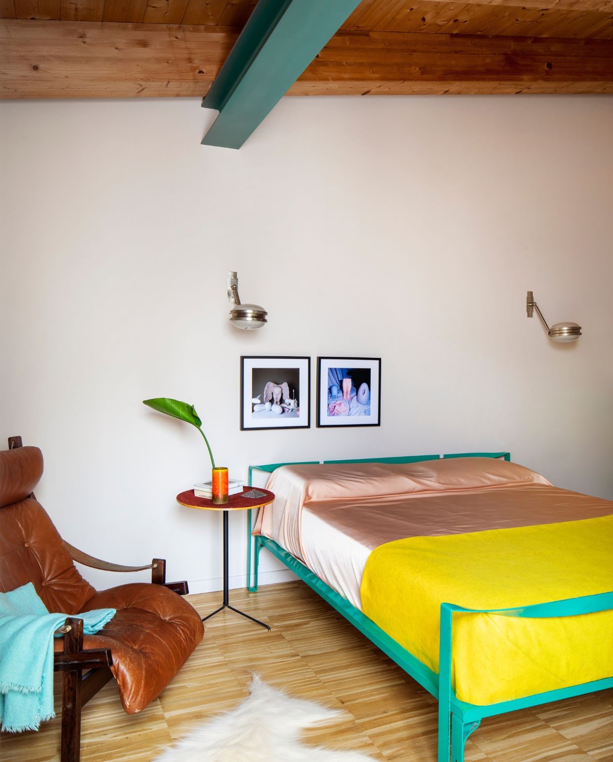 Bed Afra en Tobia Scarpa. Nachtkastje van Osvaldo Borsani voor Tecno. Stoel van Torbjørn Afdal voor Bruksbo. Kunstwerken Bridget Moser. vtwonen Design 05-2026 | fotografie Helenio Barbetta