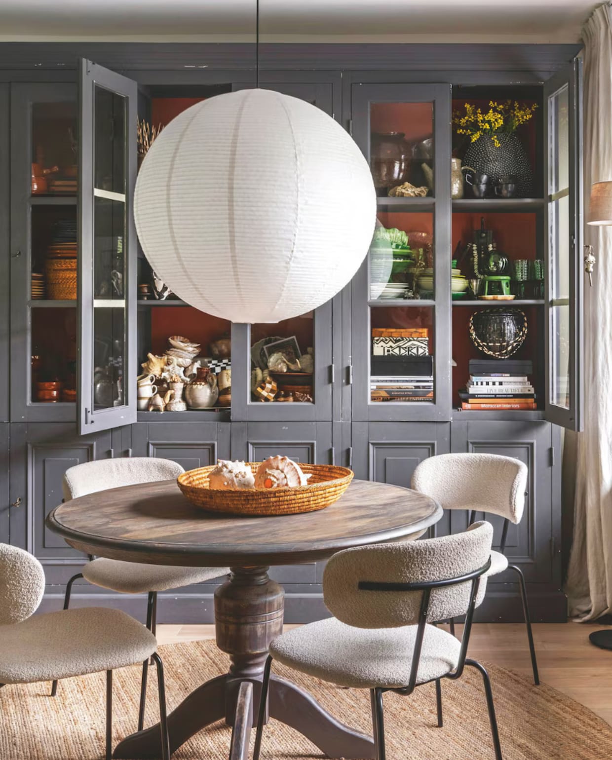Lamp en vloerkleed Ikea. Stoelen en raambekleding Kwantum. Kast ’t Looiershuis. Vloer Cibo Vloeren. Overig kringloop. vtwonen 04-2026 | styling Moniek Visser | fotografie Stan Koolen