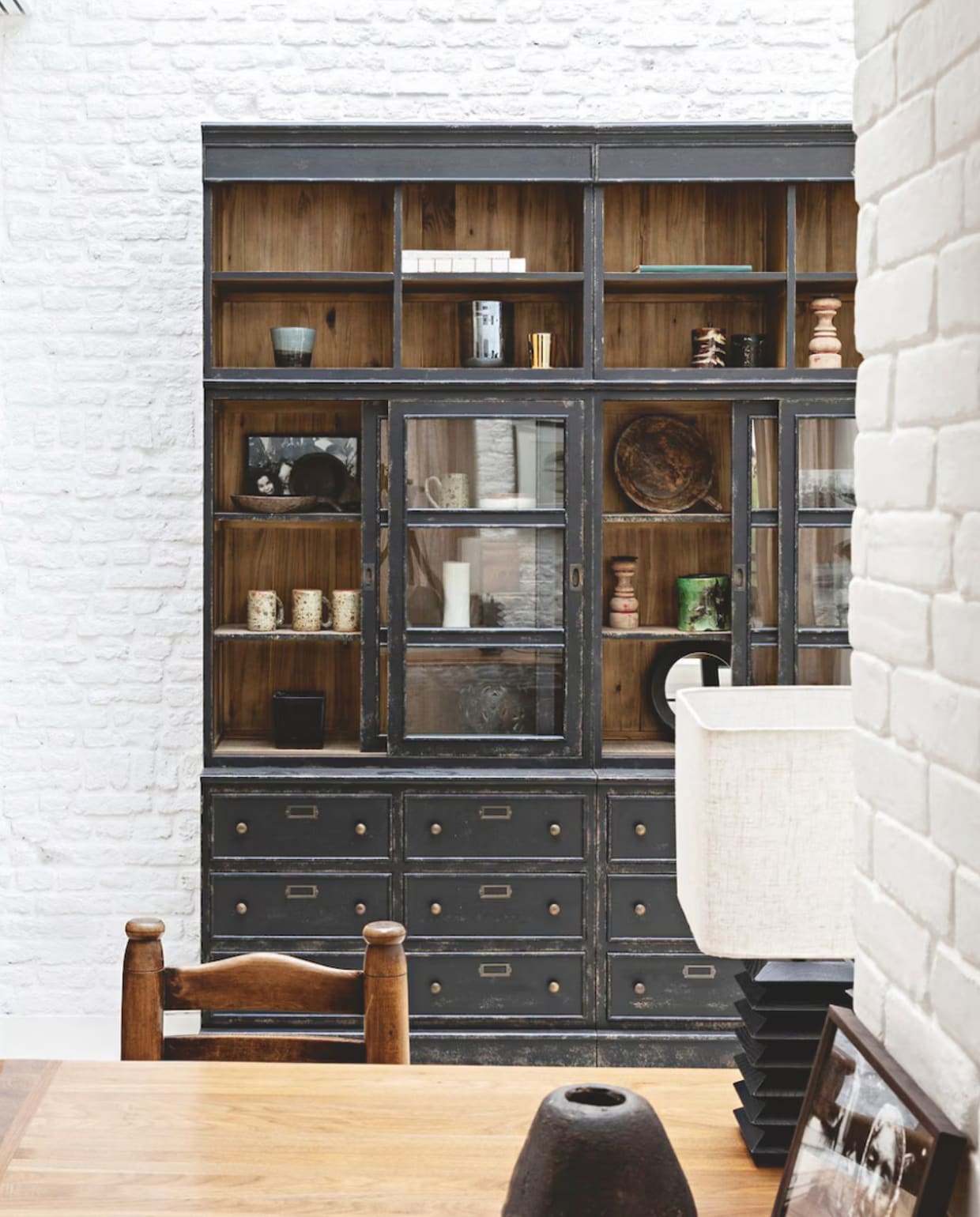 Bibliotheekkast Signature. Alle objecten zijn verzameld door de bewoners. vtwonen Landelijk 04-2026 | styling Marie-Maud Levron | fotografie Yann Deret