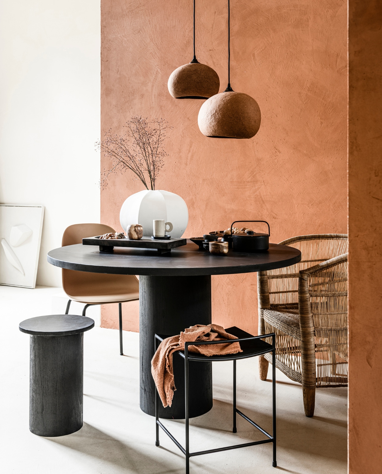 Vaas Cyrus van Urban Nature Culture € 119,-, taartplateau Inku, Ø 24 cm € 44,-, theepot Collage van Serax, 1,2 l € 89,- (vtwonen.nl). Dienblad Oka Tray € 100,- (101cph.com). Waxinelichthouder Alabaster, 10x7,5 cm (Øxh) € 19,- (zenza.nl). Zwarte onderzetter, houten mok en lepels van schelp, prijs op aanvraag (anoukb.com). Theedoek € 10,50 (madamstoltz.nl). Muur 100% natuurlijke clay stuc in kleur Bali, vloer Urban Clay in kleur Ibiza van We Are Wow Makers, beide prijs op aanvraag (anoukb.com). Overig privébezit.