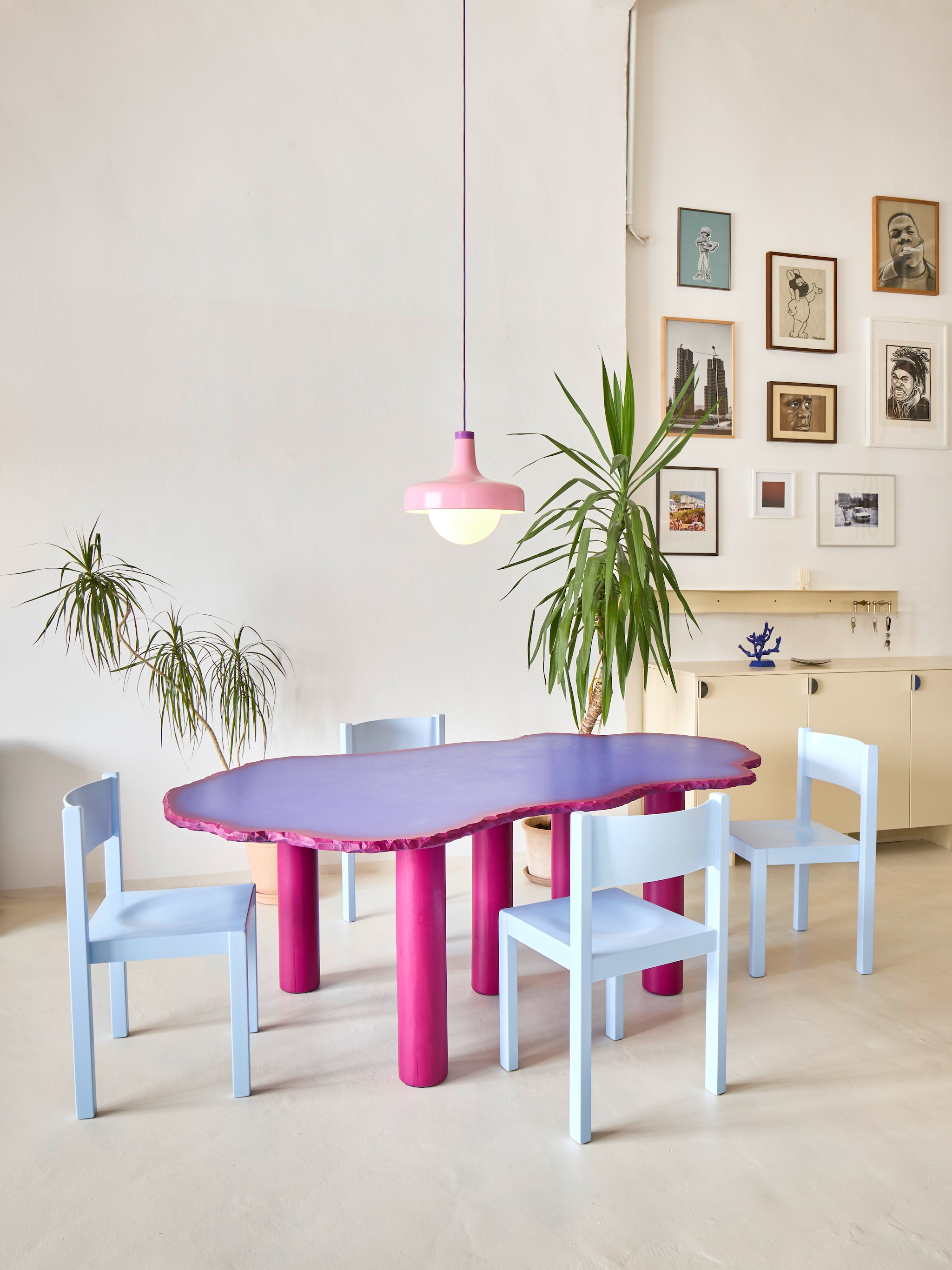 Tafel Primitive Aliens, sleutelkastje Blob en dressoir van Pablo Octavio. Stoelen vintage. Hanglamp geüpcyclede vintage.