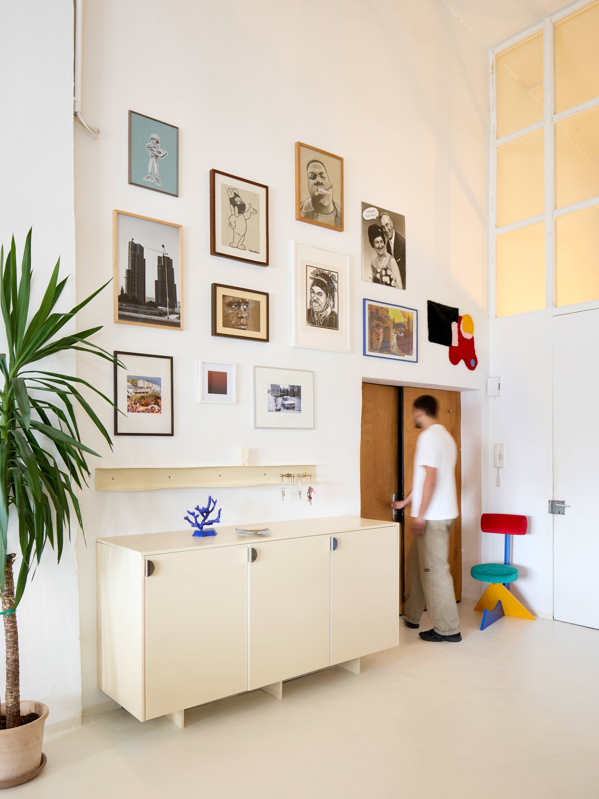 Dressoir en sleutelkastje Blob, stoel Extraño en kaars Montipora van Pablo Octavio. Mix van zelfgemaakte kunst en fotografie van Pablo Octavio’s broer Vidal Schneider Motjér. vtwonen Trendspecial 2026 | styling Kristina Raderschad | fotografie Sabrina Rothe