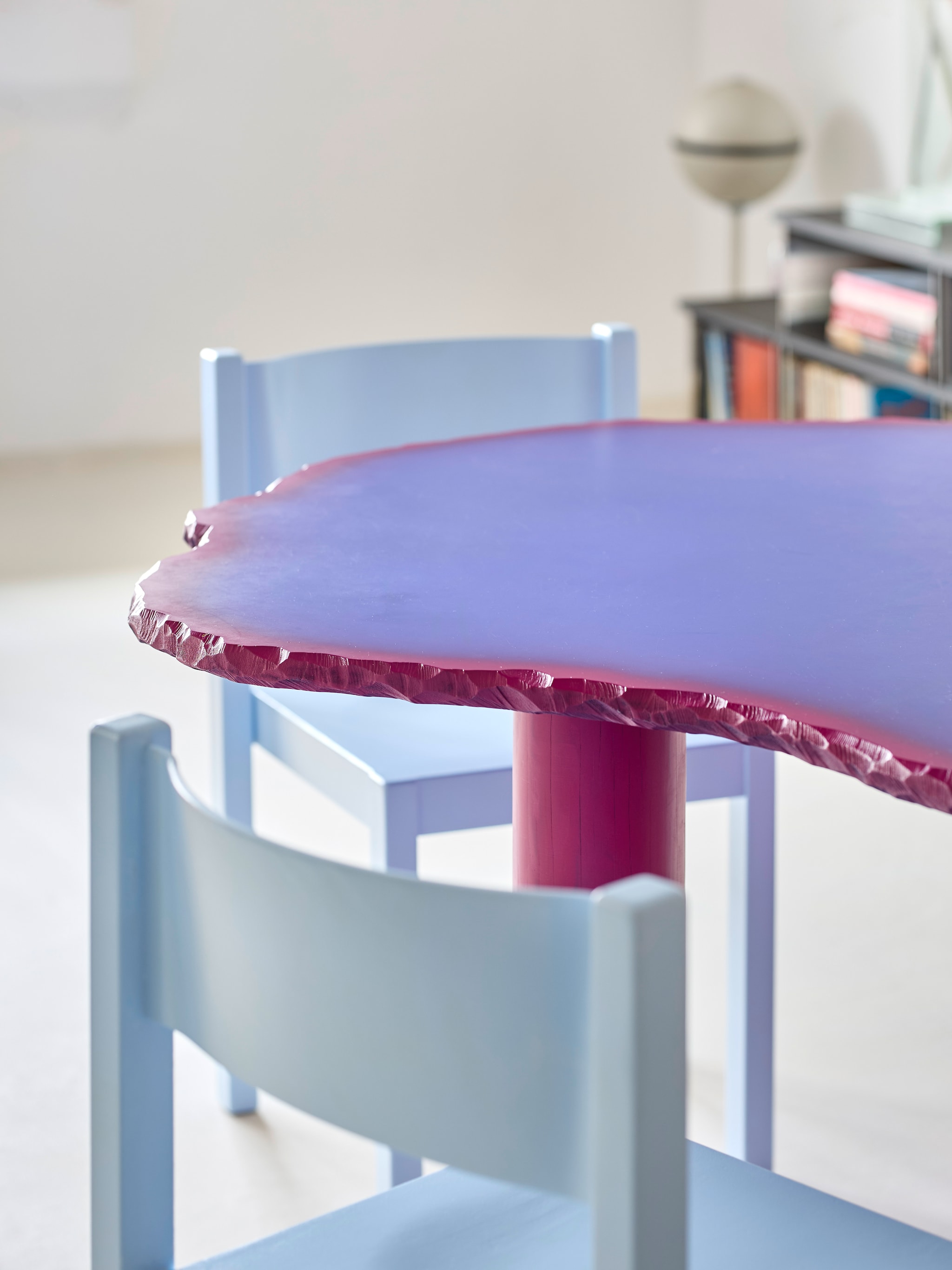 Tafel Primitive Aliens, van Pablo Octavio. Stoelen vintage vtwonen Trendspecial 2026 | styling Kristina Raderschad | fotografie Sabrina Rothe