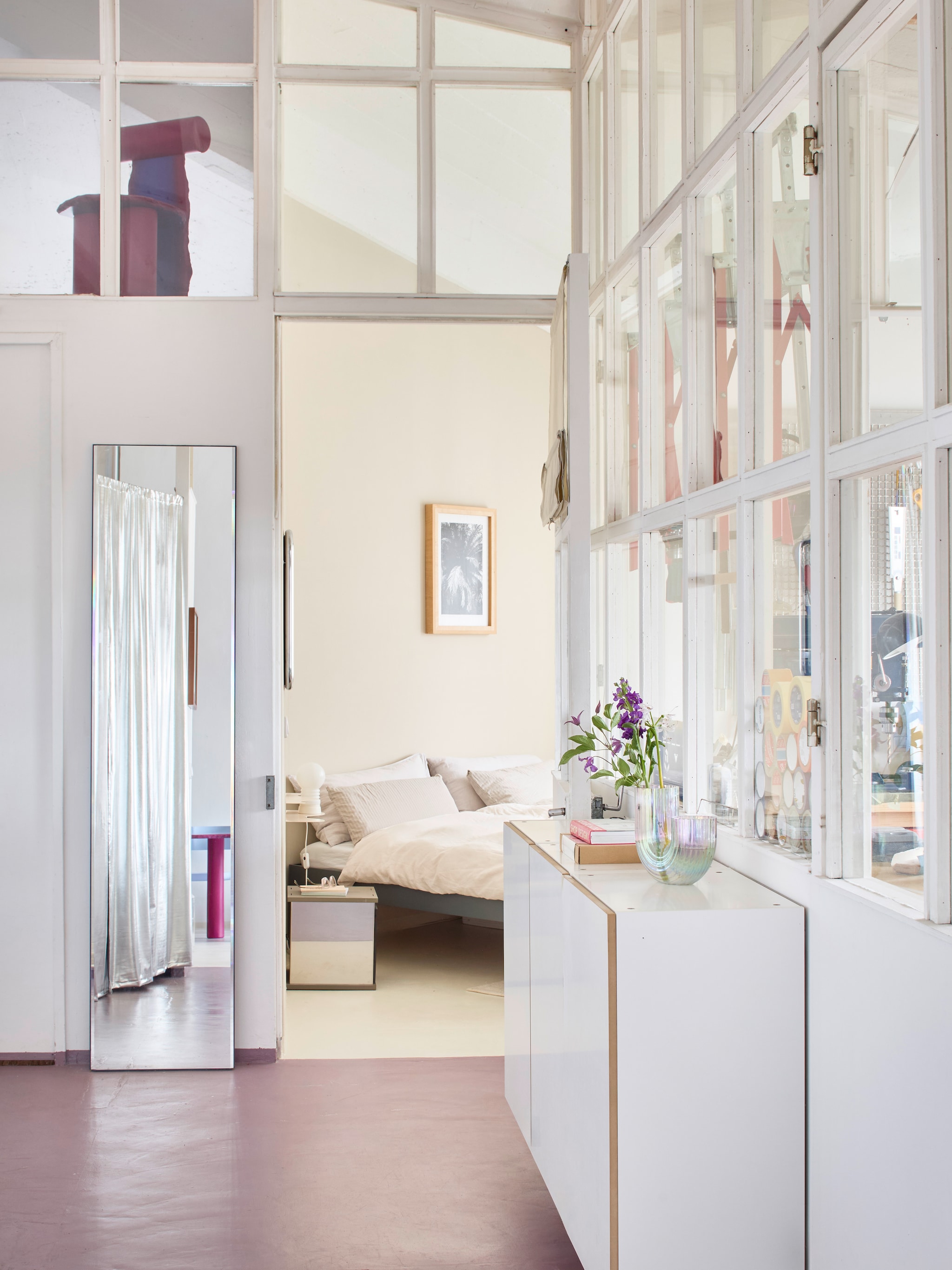 Dressoir en accessoires vintage. Vaas Ikea. Gespiegeld object Stax en stoel Primitive Aliens van Pablo Octavio. vtwonen Trendspecial 2026 | styling Kristina Raderschad | fotografie Sabrina Rothe