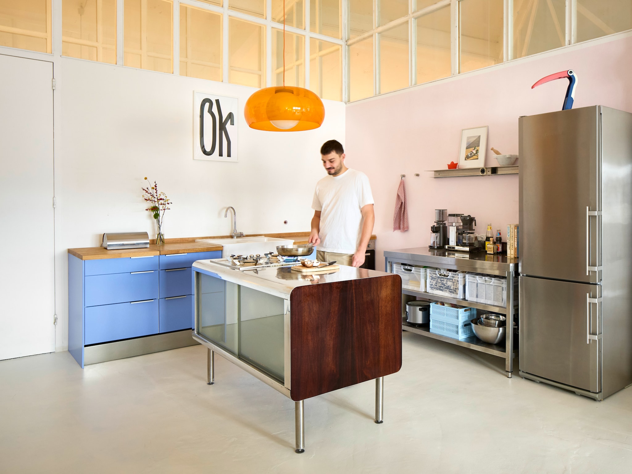 Keuken met gelakte fronten Ikea. Keukeneiland van Royal Family Design Lab. Wandelement eigen ontwerp. Hanglamp vintage. Lamp Toucan van Huangslite vintage. vtwonen Trendspecial 2026 | styling Kristina Raderschad | fotografie Sabrina Rothe