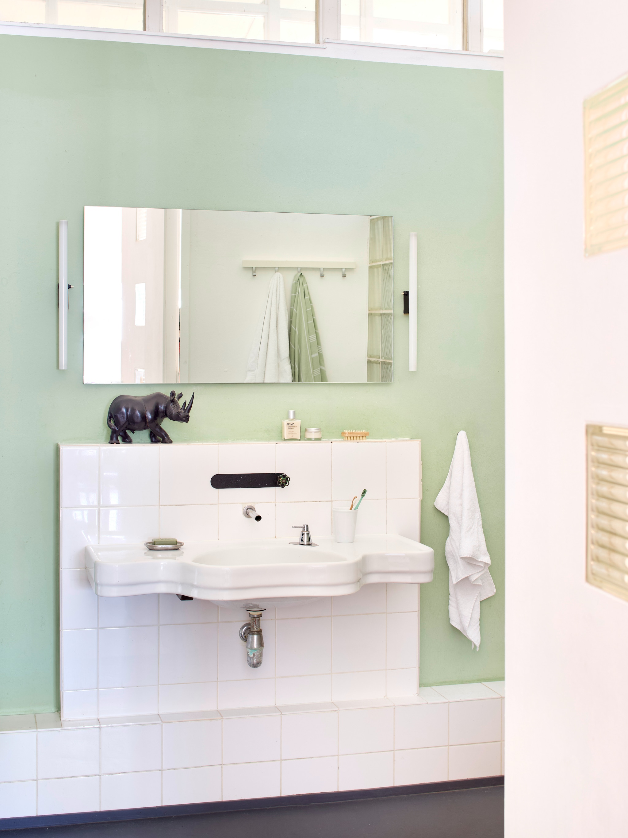 Vergelijkbare verfkleur Salix van Little Greene. Neushoorn familiestuk. vtwonen Trendspecial 2026 | styling Kristina Raderschad | fotografie Sabrina Rothe