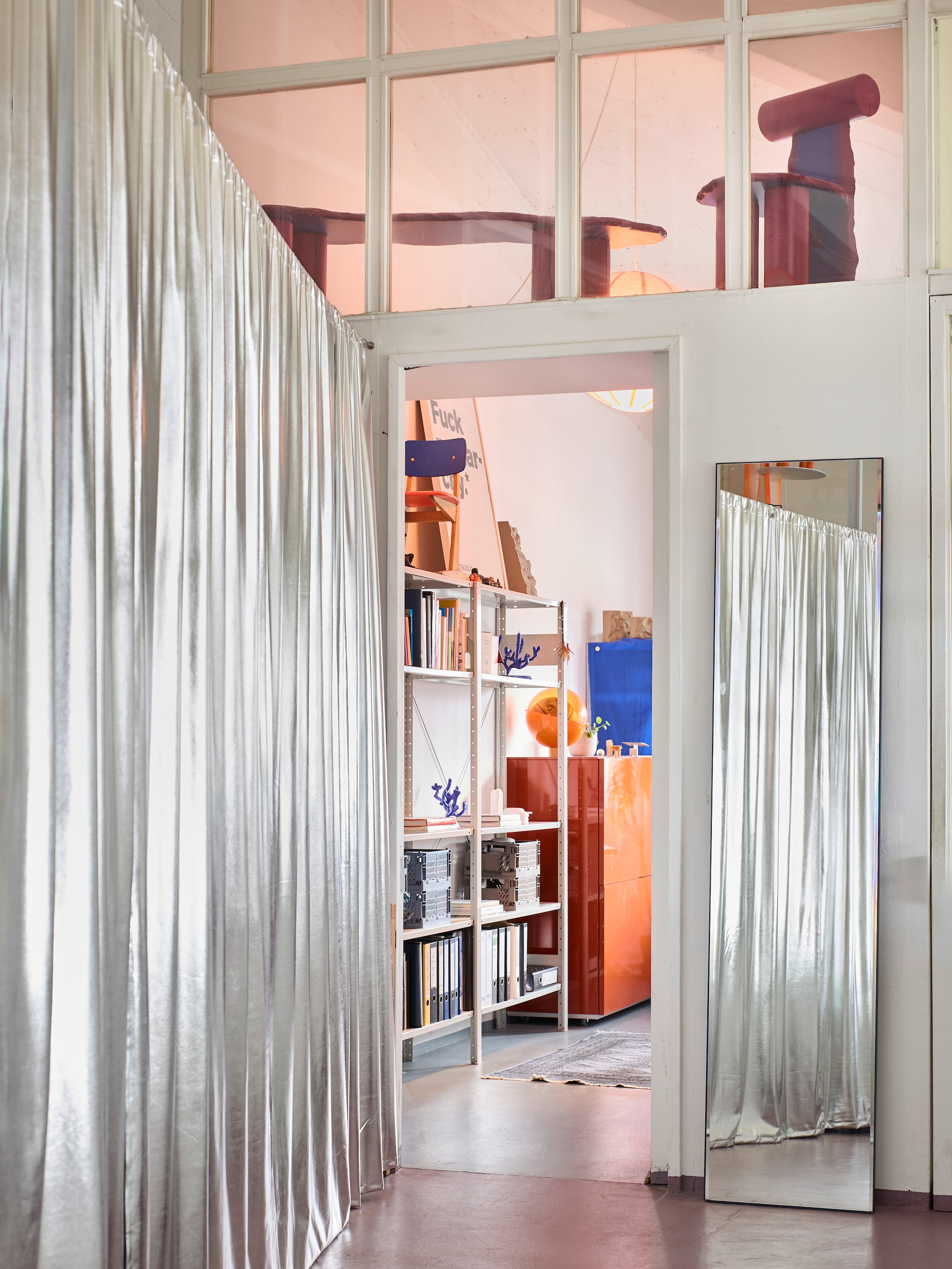 Werkplaats van Pablo Octavio vol prototypes. Vergelijkbaar gordijn Rey van Jotex. vtwonen Trendspecial 2026 | styling Kristina Raderschad | fotografie Sabrina Rothe