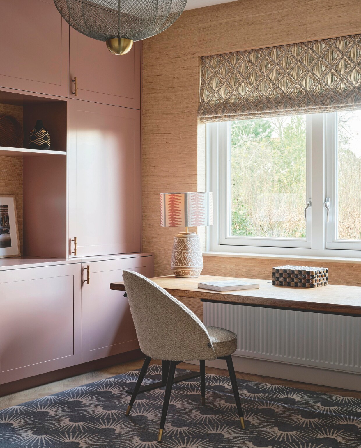 Hanglamp Moooi. Stoel Eichholtz. Kleed Studio Jantien. Kast maatwerk, ontwerp Studio Sophie. vtwonen Design 05-2026 | styling & fotografie Space Content Studio