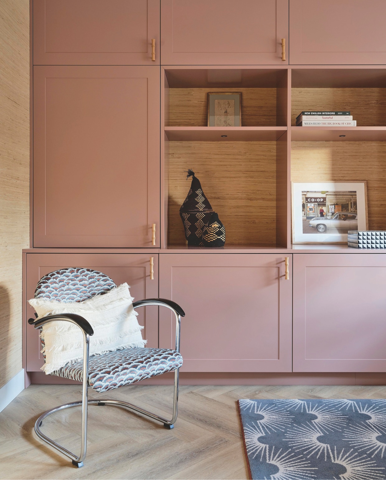 Kast maatwerk, ontwerp Studio Sophie. Stoel Gispen, opnieuw bekleed. Grepen Catchii. Kussen Studio Sophie. vtwonen Design 05-2026 | styling & fotografie Space Content Studio