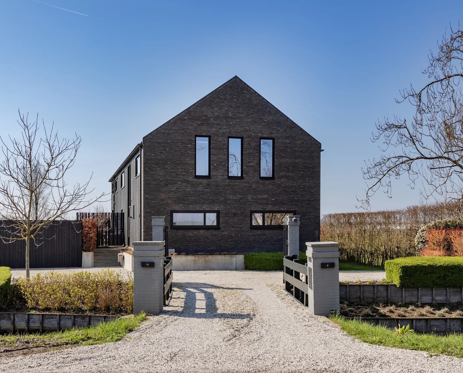 duurzame villa minimalistisch interieur zwembad