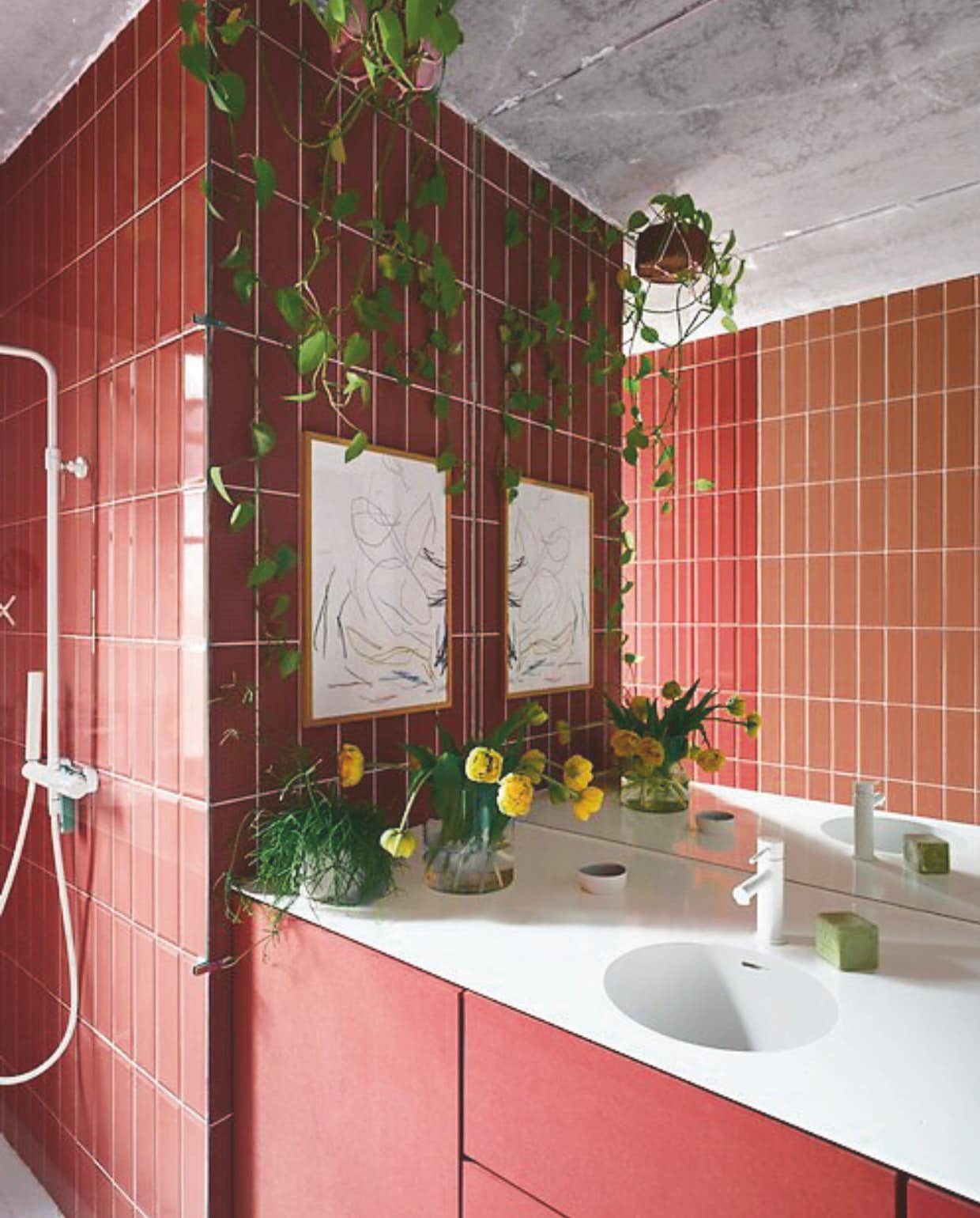 Badkamermeubel van rood mdf. Blad Himacs. Tegels Tegels in Huis, met achterzijde aan de voorkant en in het natte gedeelte aan de voorzijde. Kunst van zoon Frankie. vtwonen 06-2026 | fotografie Mr. Frank