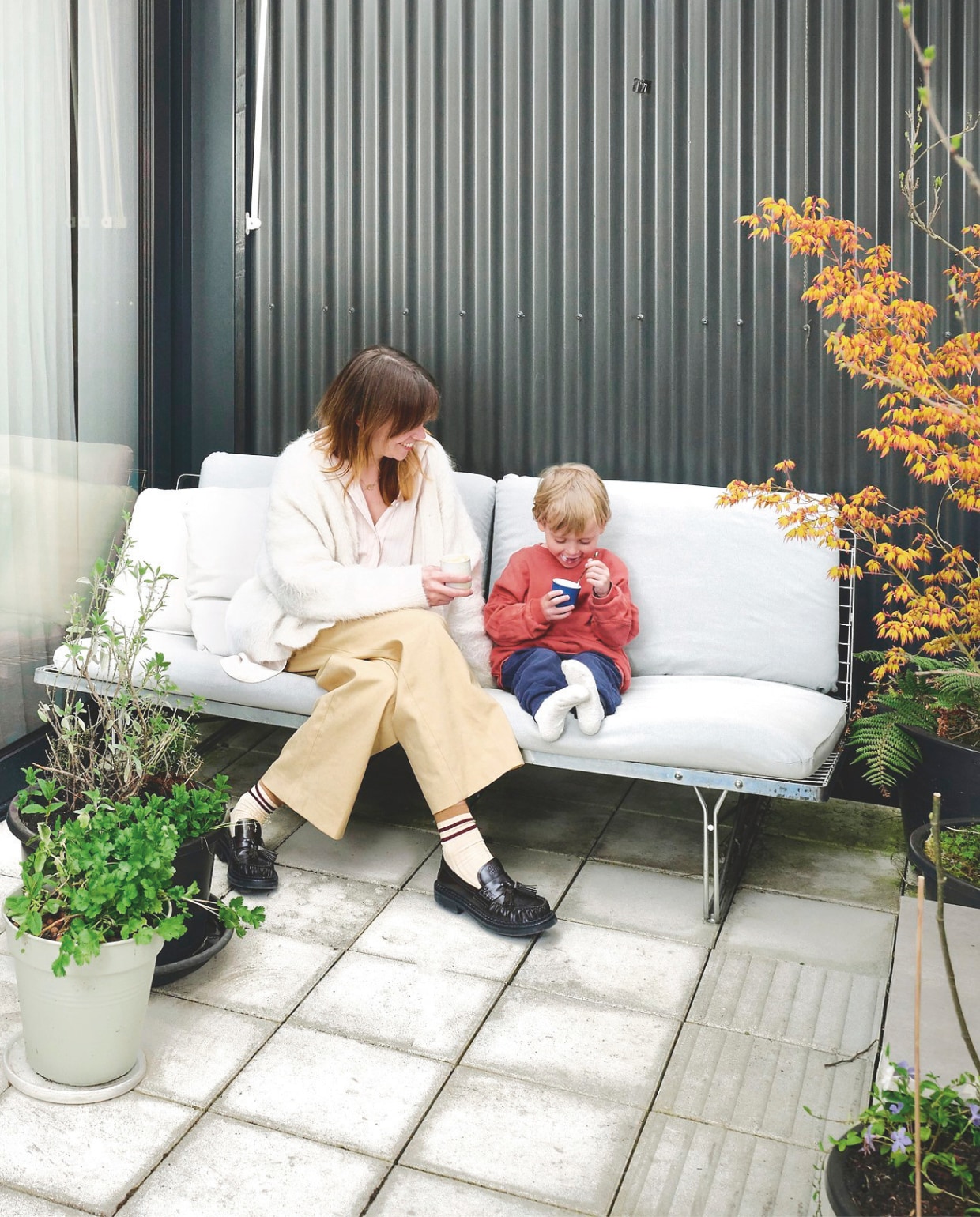Blindegeleidetegels. Vintage bank van Niels Gammelgaard van Ikea, herbekleed. vtwonen 06-2026 | fotografie Mr. Frank