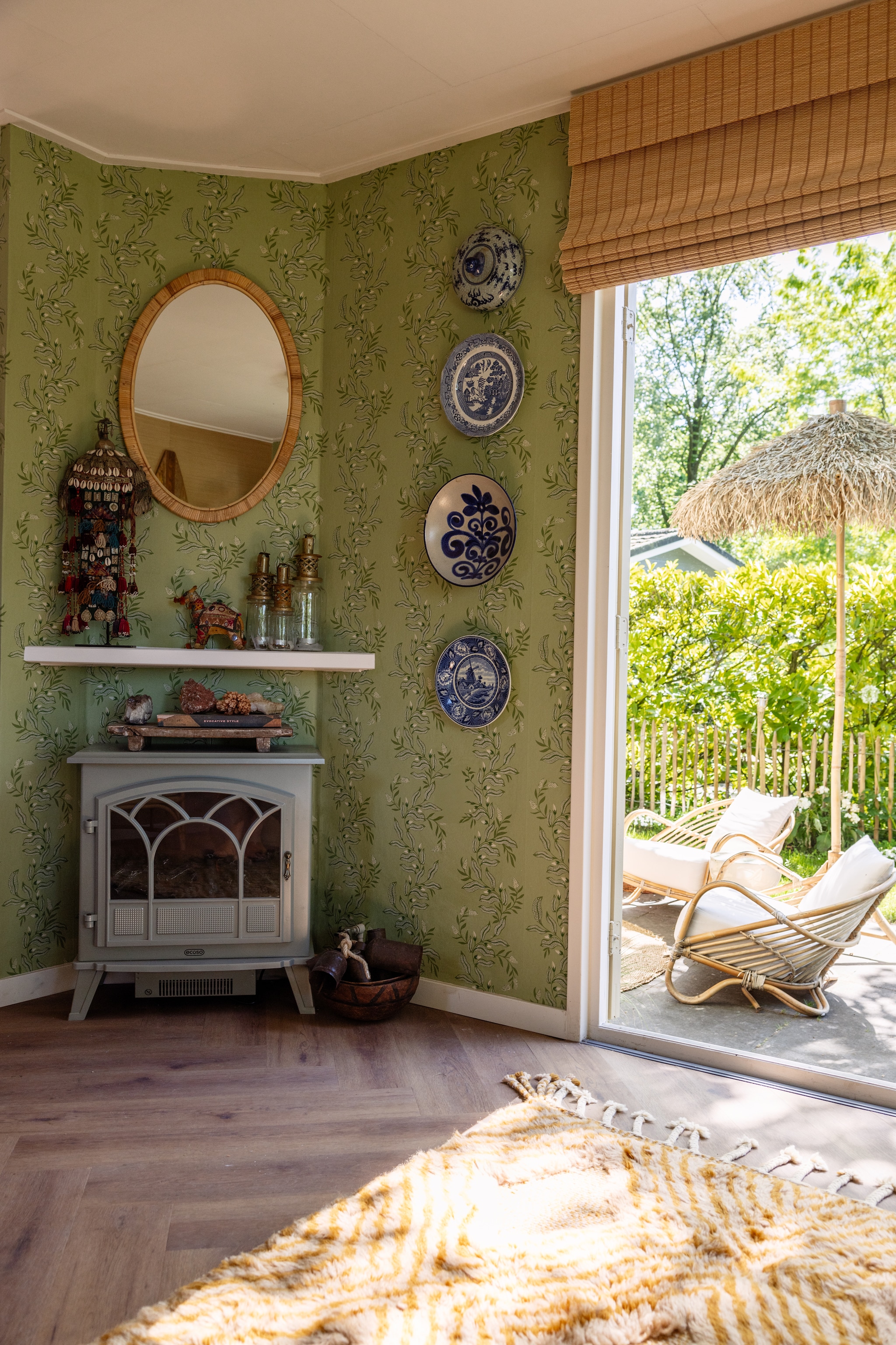 Kachel Hudson Reed. Spiegel Beliani. Borden aan de wand vintage. Behang F. Schumacher & Co. Boek Kelly Wearstler. Edelstenen vintage. Afrikaans hoofddeksel vintage. Vloer Floer. Vloerkleed Sukh & Bahja. Stoelen Sissy-Boy. Parasol Pomax. Bamboe rolgordijn Decoratie.com. vtwonen 08-2026 | styling Sophie Dirven | fotografie Dana van Leeuwen