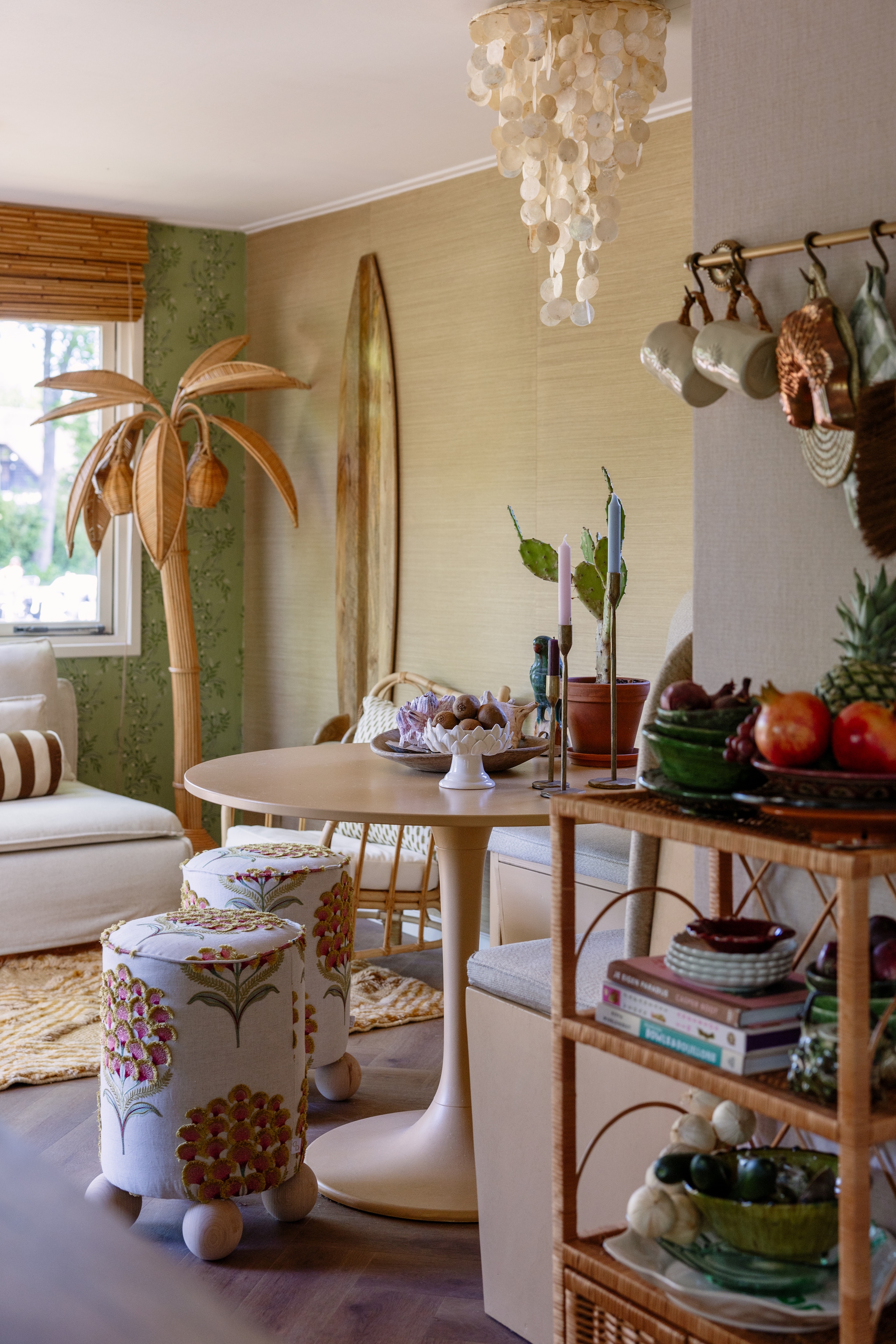 Palmboom eigen design voor Asian Mix Interior. Rieten stoel Loods 5. Behang Catchii. Houten surfplank aan de wand Maisons du Monde. vtwonen 08-2026 | styling Sophie Dirven | fotografie Dana van Leeuwen