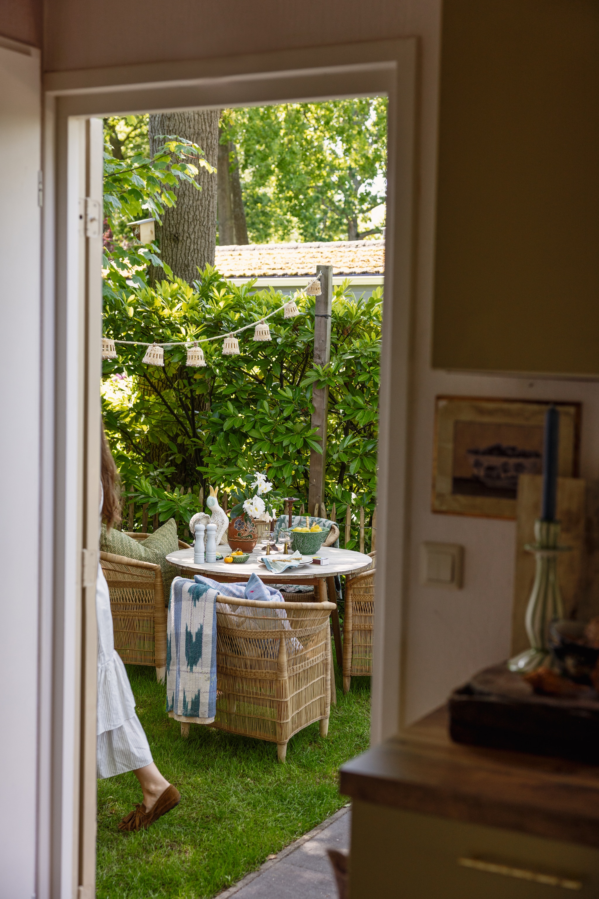 Tafel Sissy-Boy. Stoelen, kussens, plaid, keramieken eend Van Verre Interior. Lampionnen New Garden. Vintage terracotta waterkan Van Dijk & Ko. Saladeschaal Bordallo Pinheiro. vtwonen 08-2026 | styling Sophie Dirven | fotografie Dana van Leeuwen