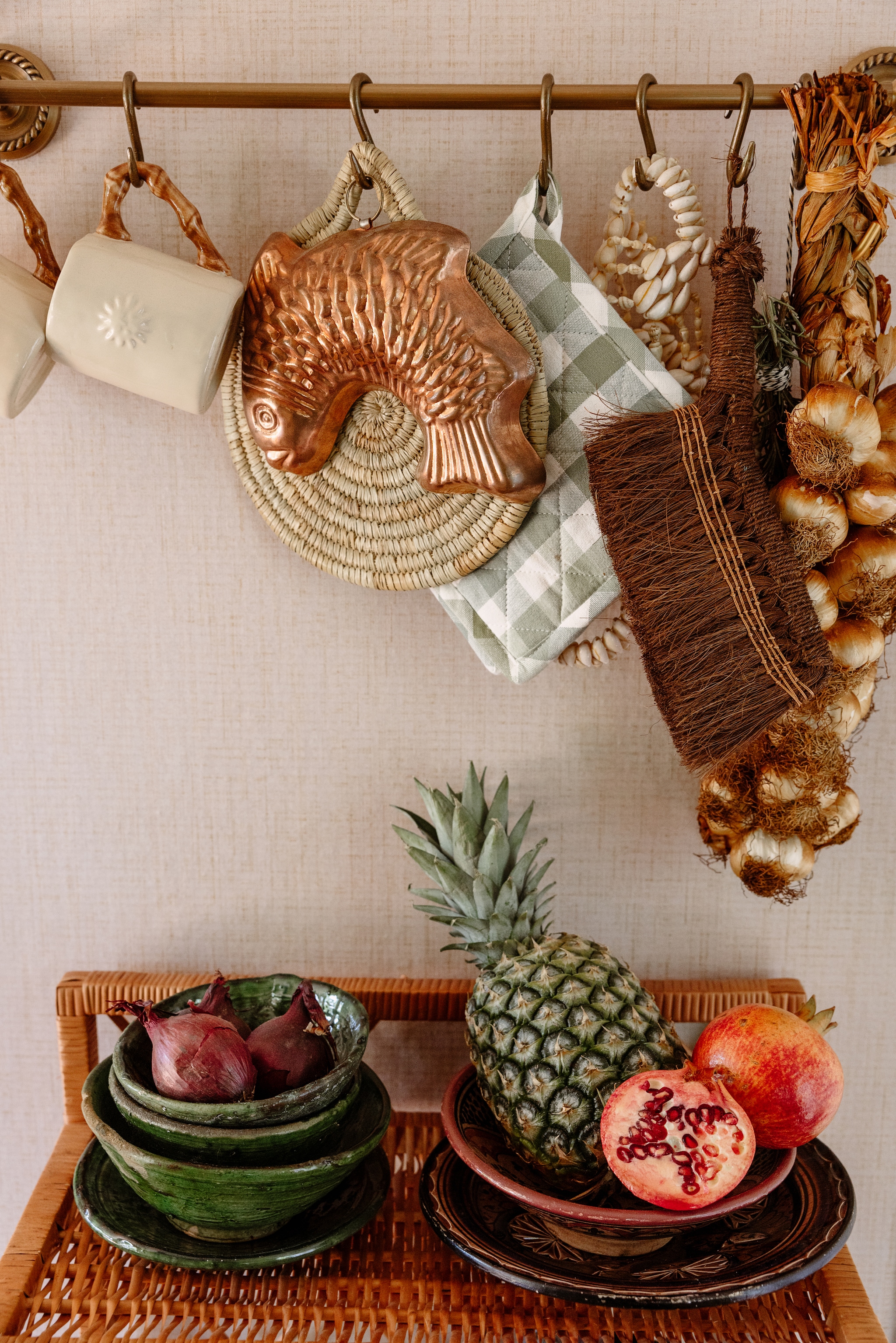 Kastje en roede Etsy. Kandelaars op tafel Van Verre Interior. Aan de roede haakjes van Weldaad. Cakevorm vis Duikelman.Pannenlappen Dille & Kamille. Mokken Sissy-Boy.  vtwonen 08-2026 | styling Sophie Dirven | fotografie Dana van Leeuwen