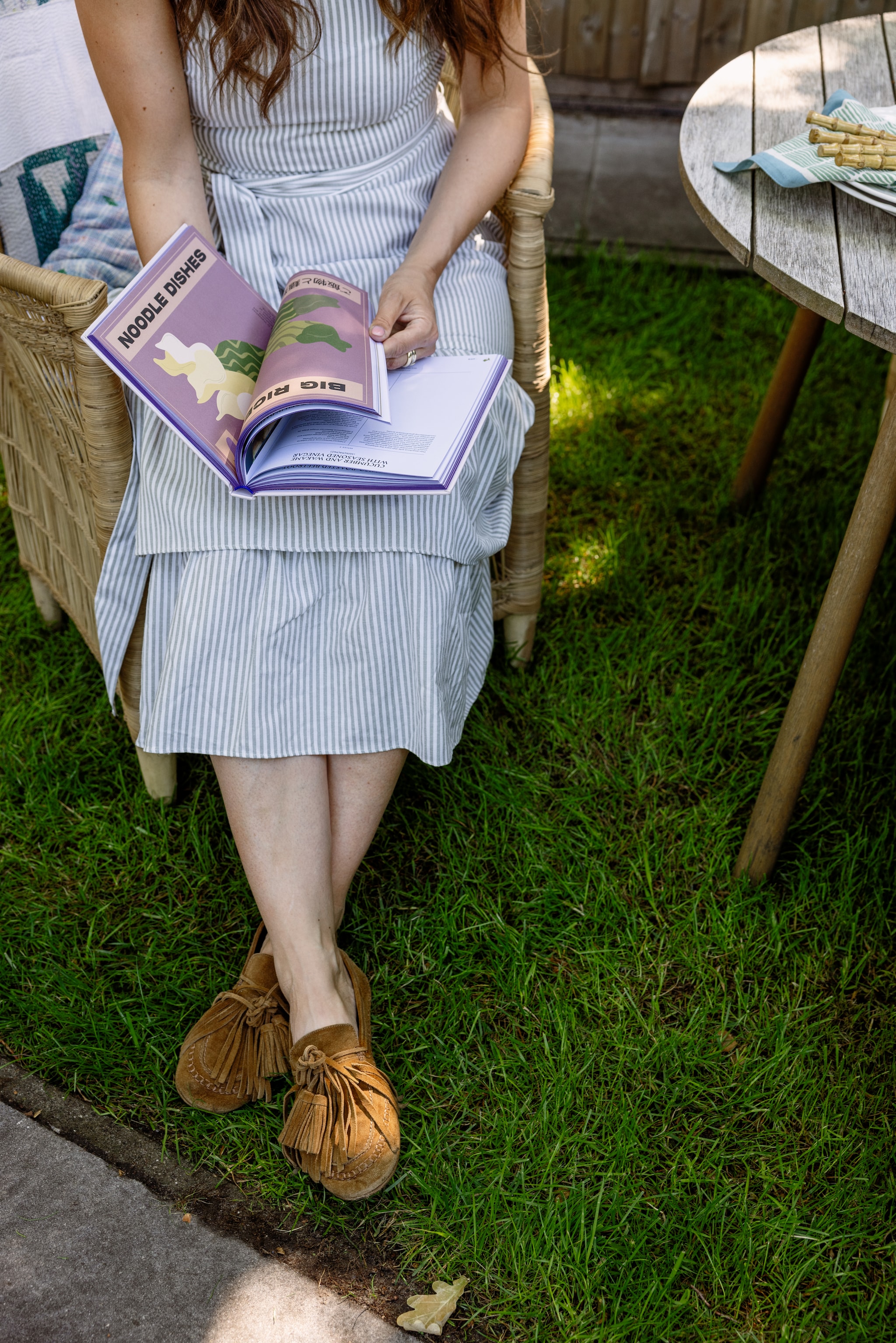 Boek Aziatische bowls & bouillons van Pippa Middelhurst. Tafel Sissy-Boy. Stoel Van Verre Interior. vtwonen 08-2026 | styling Sophie Dirven | fotografie Dana van Leeuwen