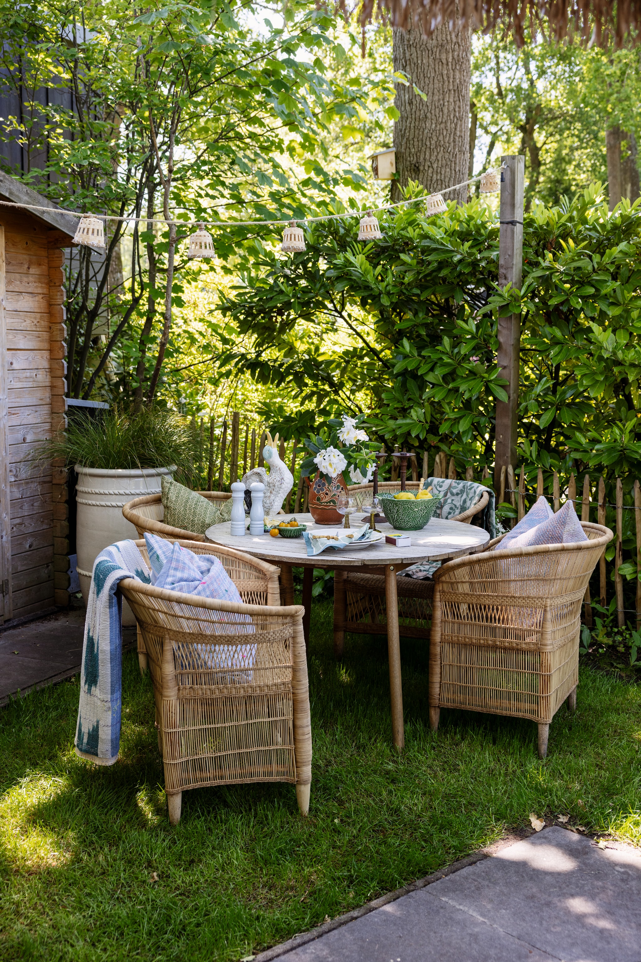 Tafel Sissy-Boy. Stoelen, kussens, plaid, keramieken eend Van Verre Interior. Lampions New Garden. Vintage terracotta waterkan Van Dijk & Ko. Saladeschaal Bordallo Pinheiro. vtwonen 08-2026 | styling Sophie Dirven | fotografie Dana van Leeuwen