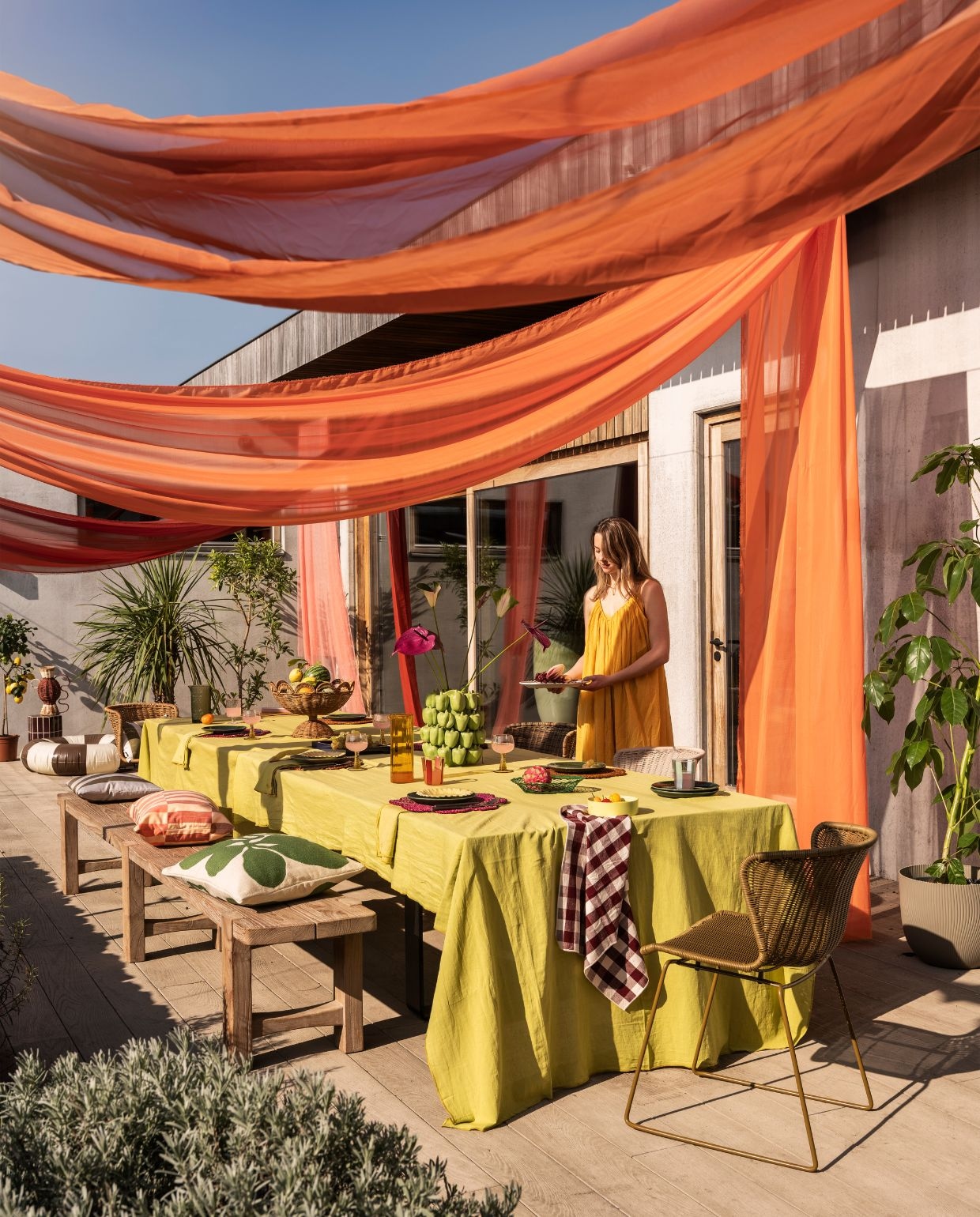 Woood tuinstoel Wings, metaal en rotan, naturel, 78x55x54 cm (hxbxd), set van 2 € 219,-, tuinstoel Wings, metaal en rotan, honinggeel, 78x55x54 cm (hxbxd), set van 2 € 219,-, tuinstoel Wings, metaal en rotan, zand, 78x55x54 cm (hxbxd), set van 2 € 219,-, bijzettafel Plu (indoor), keramiek, paars, 42x30x26 cm (hxbxd) € 119,-. Light&living vaas Bellpepper, keramiek, groen € 142,80 (shop.vtwonen.nl). Gommaire bank Jacoba, teakhout, naturel, 310x42x46 cm (lxbxh) € 2450,-, bestekset roestvrij staal, set van 5 € 51,- (gommaire.com). HKliving tafelkleed, linnen, citrus, 300x160 cm (lxb) € 159,-, servetten, linnen, citrus, 50x50 cm (lxb), set van 2 € 19,95, waterkaraf Sunlit, glas, oranjebruin € 29,95, wijnglas Swirl hoog, glas, ochre € 12,95 (hkliving.com). Loods 5 placemat Daisy, polypropyleen, fuchsia € 5,95, placemat Daisy, polypropyleen, oranje € 5,95 (loods5.nl). Arket kussenhoes bloem, katoen en wol, groen, 50x50 cm (lxb) € 39,-, schaal, metaal, groen € 15,- (arket.com). Zara Home, theedoek met ruit, katoen, bordeaux, set van 2 € 12,99, kan, glas, groen € 25,99, gestreept glas, blauw€ 3,99, gestreept glas, rood € 3,99, gehamerd wijnglas, transparant, glas  € 6,99 (zarahome.com). Fést schaal Dixon, medium, lime € 29,- (festamsterdam.com). Elho bloempot Sereh, rond, paddenstoel beige, 47x40 cm (Øxh) € 59,- (elho.com). Karwei decoratieschaal, rotan, bruin € 31,99 (karwei.nl). Intratuin sierkussen Vienna, polyester, beige, oranje, 40x60 cm (lxb) € 19,99 (intratuin.nl). H&m Home borden, keramiek, groentinten, set van 4 € 39,99, bord met zonnebloemrand, keramiek, geel € 9,99 (hm.com). Kwantum tuinkussen Borgia, polyacryl, groen en grijs, 40x40 cm (lxb) € 7,50 (kwantum.nl). Petites Pommes zwemband Celine, pvc, charleston, 120 cm € 50,- (helloarchie.com). Overig privébezit.