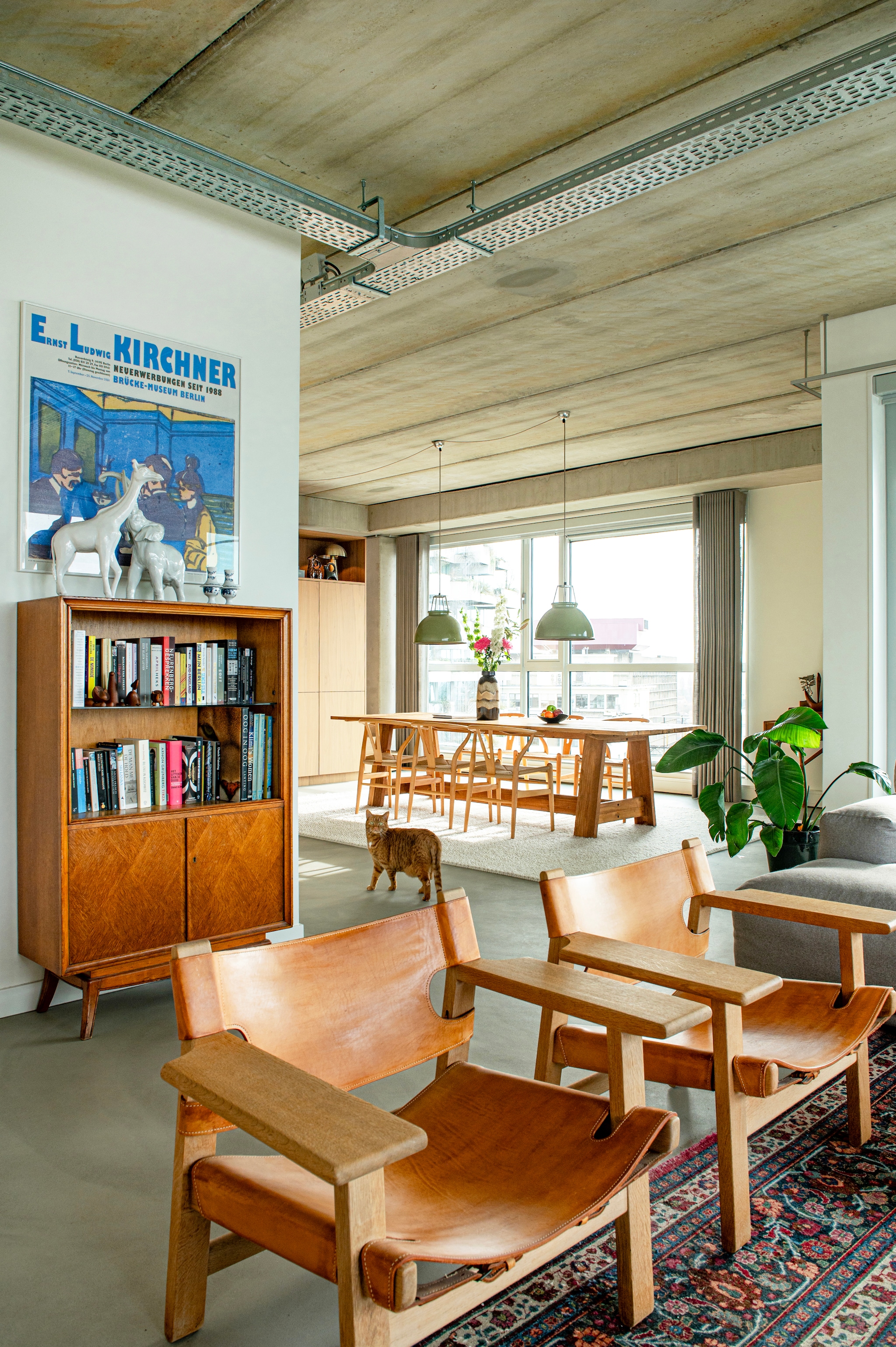 Spaanse stoelen van Børge Mogensen voor Fredericia Furniture, vintage. Kast vintage. Tafel Loods 5. Vloerkleed Trendcarpet. Stoelen Wishbone van Hans J. Wegner voor Carl Hansen & Søn. Hanglampen Titan van Original Btc. Lavasteen gietvloer Berkers Vloeren. vtwonen 09-2026 | fotografie Caroline Coehorst