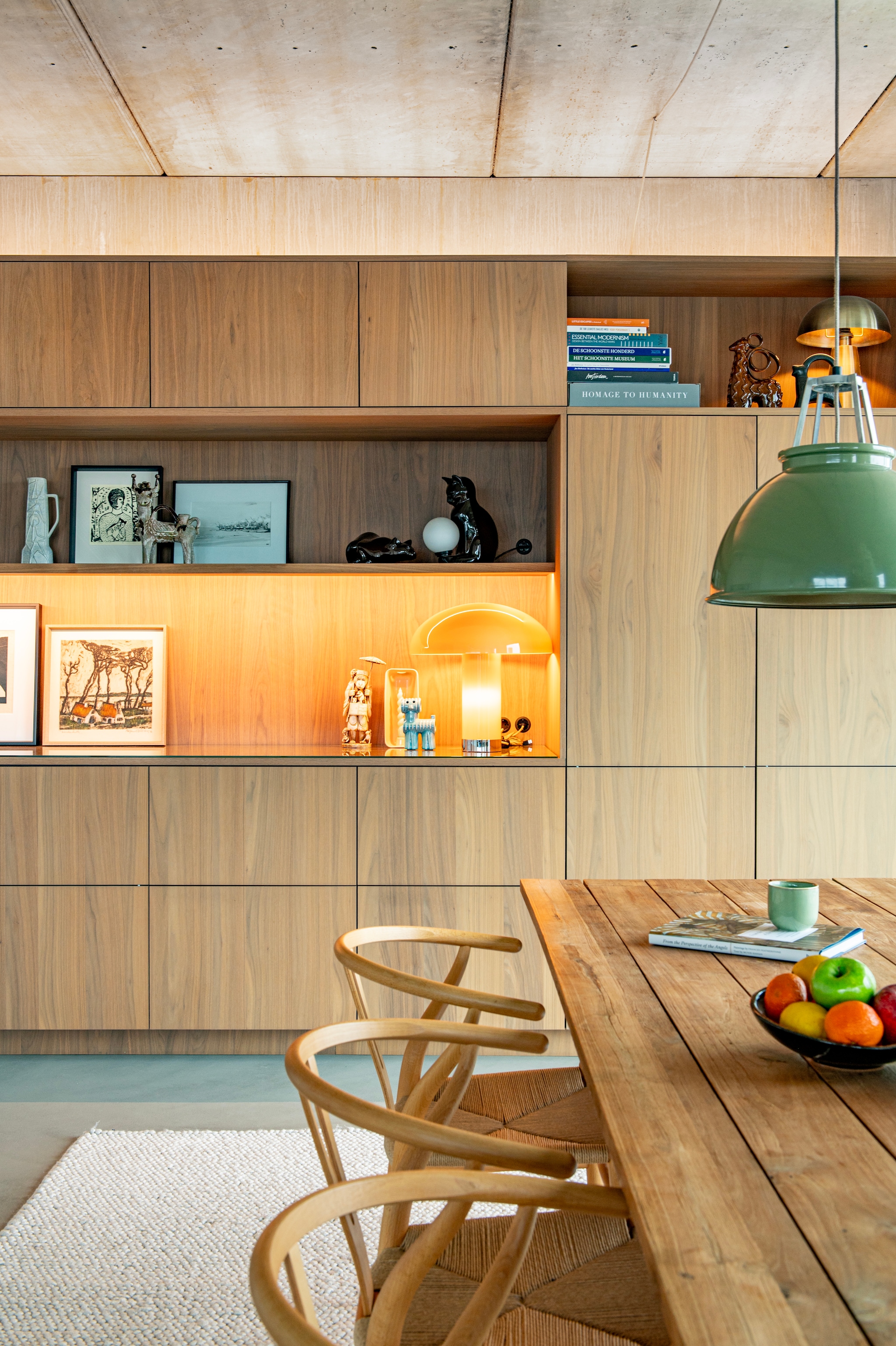 Meubelblok ontworpen door Vervoort Architecten, uitgevoerd door Vos Interieur. Hanglamp Titan van Original Btc. Vloerkleed Trendcarpet. Kunstwerken vintage. Lavasteen gietvloer Berkers Vloeren. vtwonen 09-2026 | fotografie Caroline Coehorst