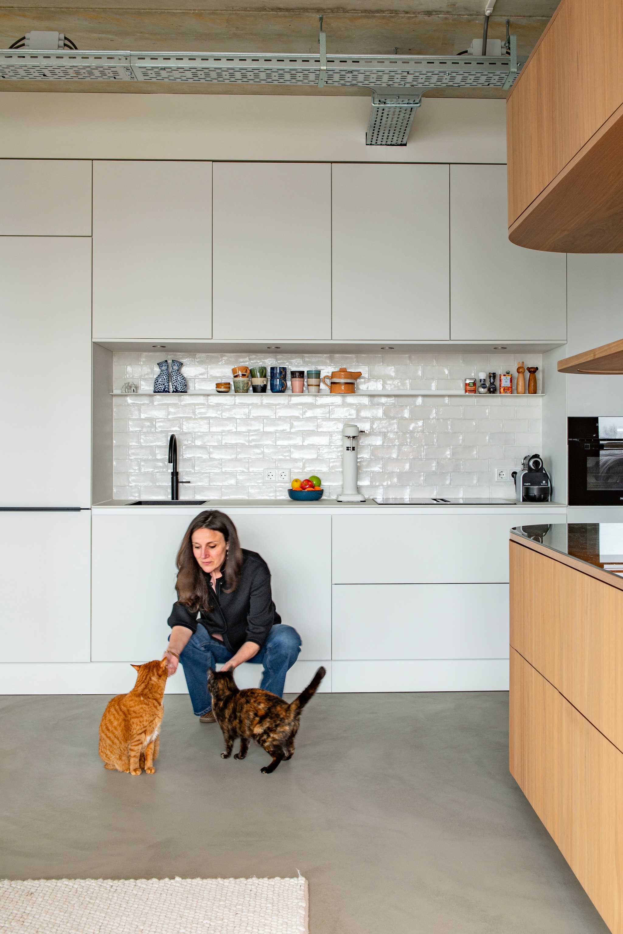 Keuken Aswa Keukens, met keramisch werkblad met leisteenachtige structuur en handgevormde Marokkaanse wandtegels. Servies HKliving. Lavasteen gietvloer Berkers Vloeren. vtwonen 09-2026 | fotografie Caroline Coehorst