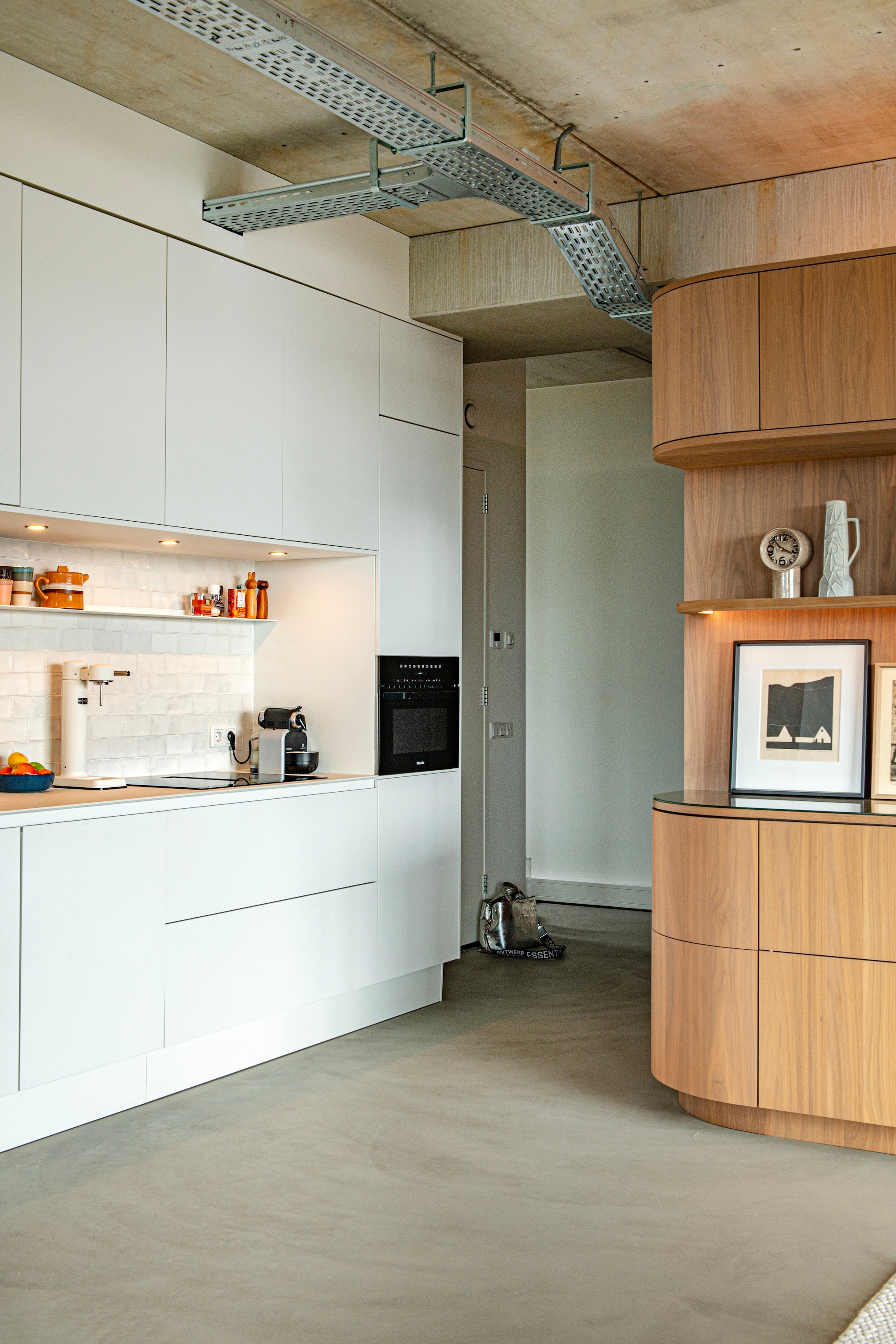 Keuken Aswa Keukens, met keramisch werkblad en Marokkaanse wandtegels. Servies HKliving. Meubelblok ontworpen door Vervoort Architecten, door Vos Interieur. Kunstwerken vintage.  vtwonen 09-2026 | fotografie Caroline Coehorst