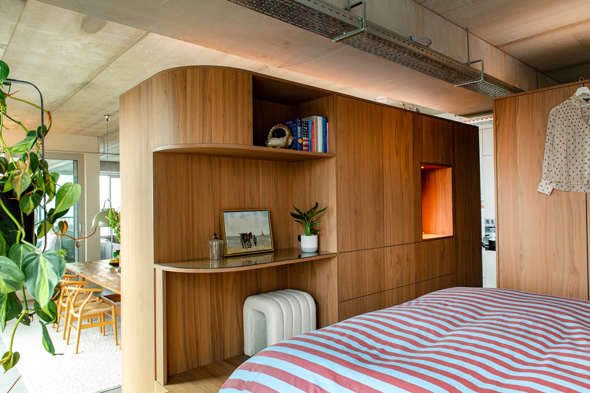 Multifunctioneel meubelblok ontworpen door Vervoort Architecten, uitgevoerd in shinnoki frozen walnut door Vos Interieur. Bed Essential van Auping. Dekbedovertrek Tbco. vtwonen 09-2026 | fotografie Caroline Coehorst