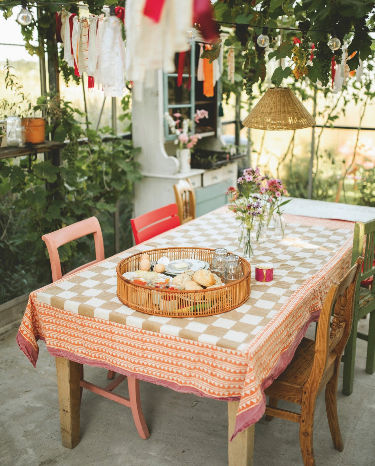Kast Studio Stijlbandiet. Stoelen kringloop, Fermob, brocante en Van Dijk & Ko. Tafelkleed Doing Goods. Mand Intratuin. Kopje Pip Studio. Priklampen Solarlampkoning. vtwonen zomerspecial 2026 | styling Puck Hommerter, Eva Krebbers | fotografie Eva Krebbers (Tumbleweed & Fireflies Photography)