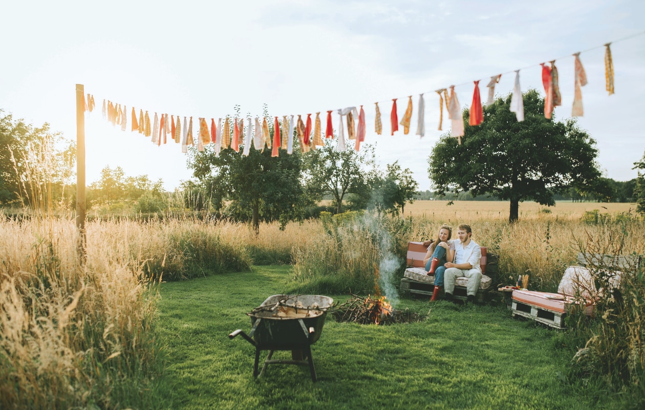 Slingers en palletbanken zelfgemaakt. Kussens Kwantum en Karwei.
 vtwonen zomerspecial 2026 | styling Puck Hommerter, Eva Krebbers | fotografie Eva Krebbers (Tumbleweed & Fireflies Photography)